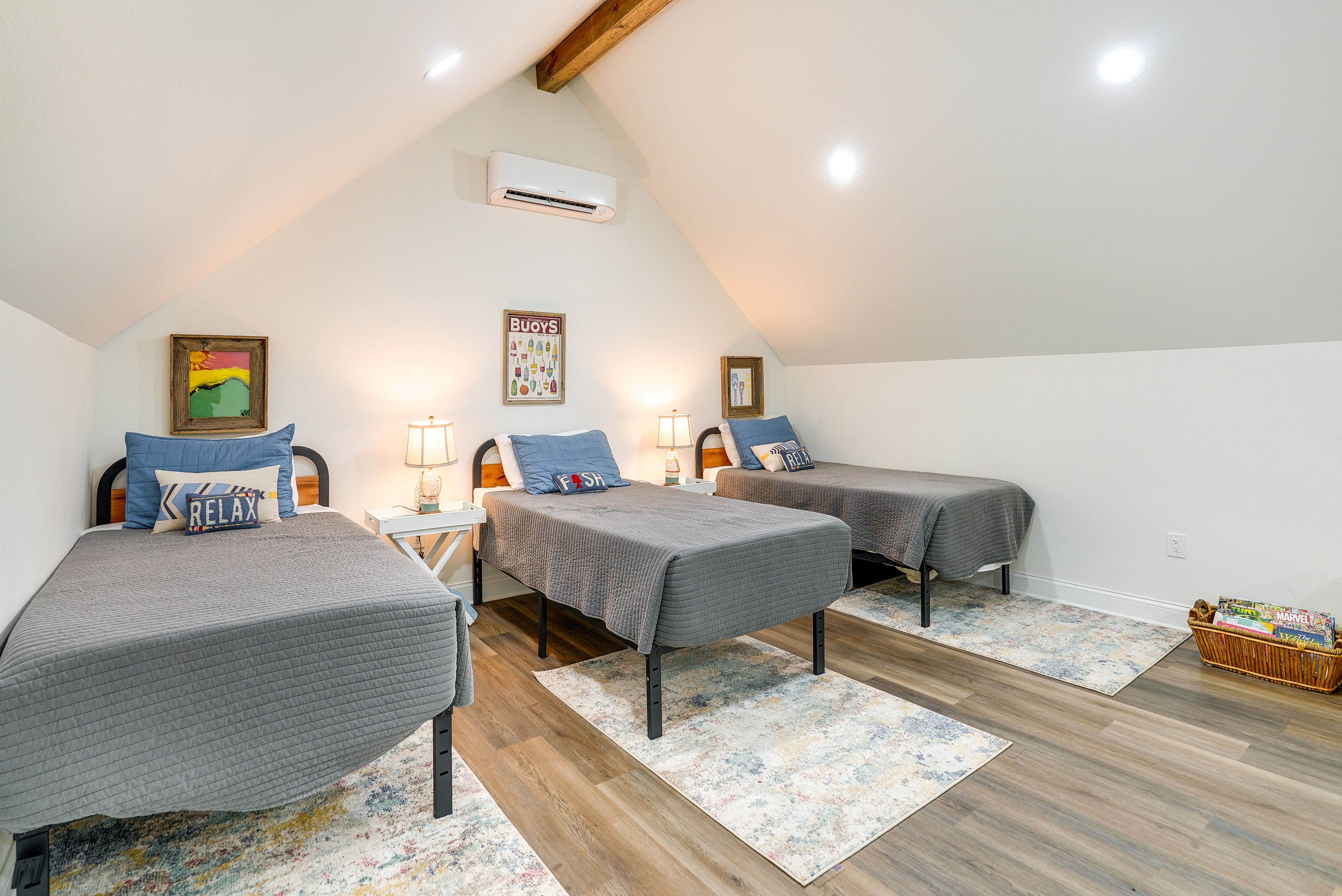 Loft | 3 Twin Beds