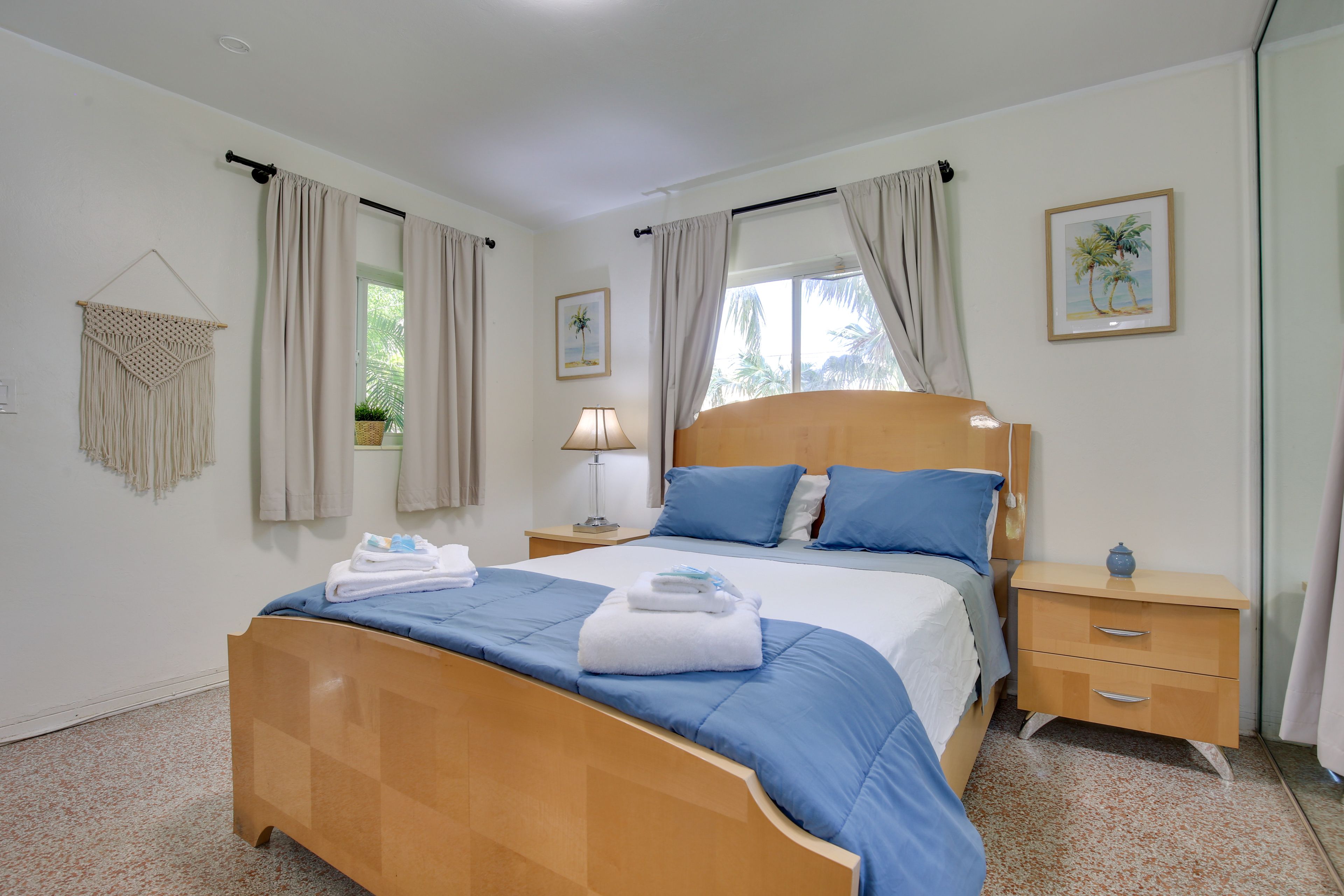 Bedroom | Queen Bed