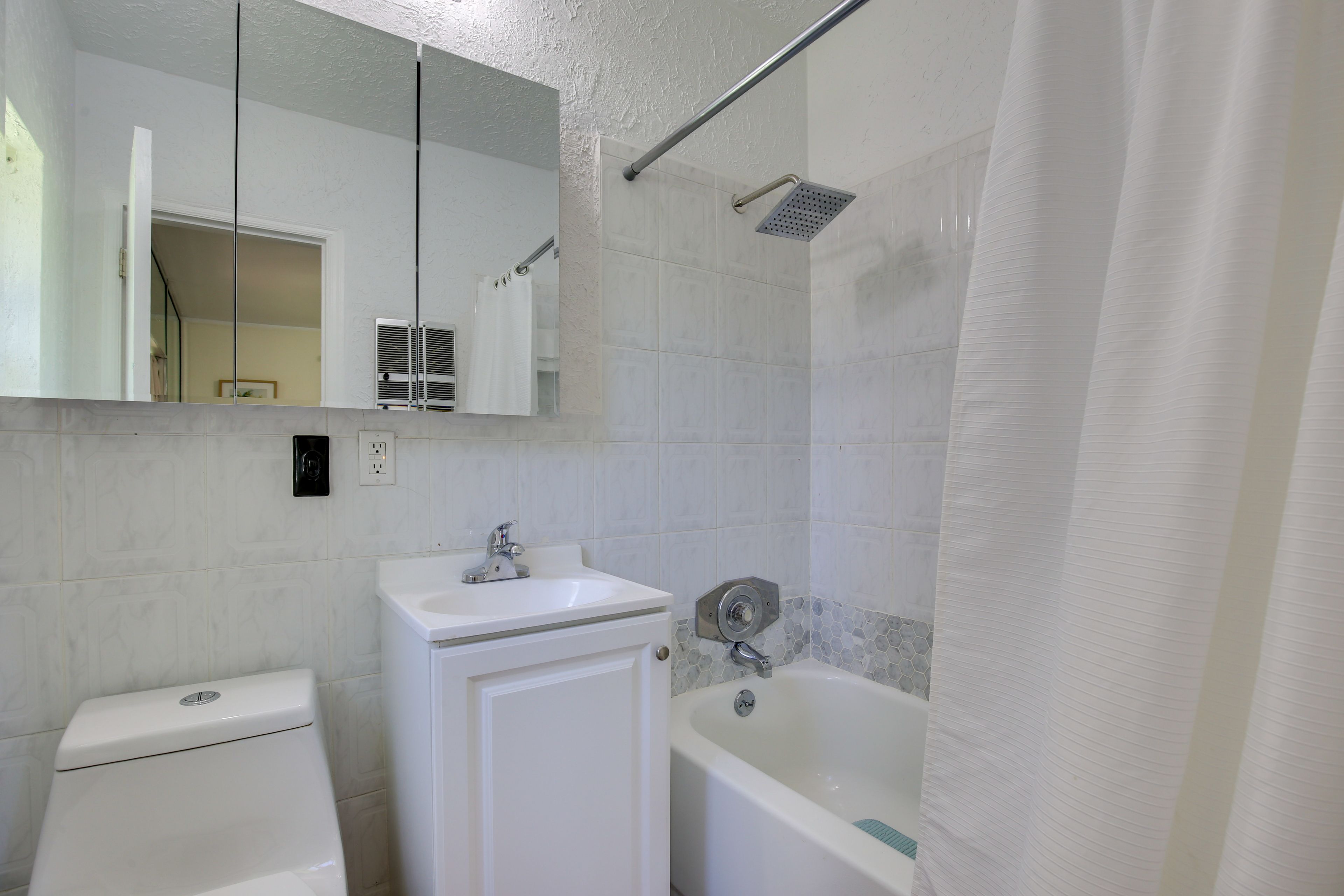 Full Bathroom | Complimentary Toiletries | Towels Provided
