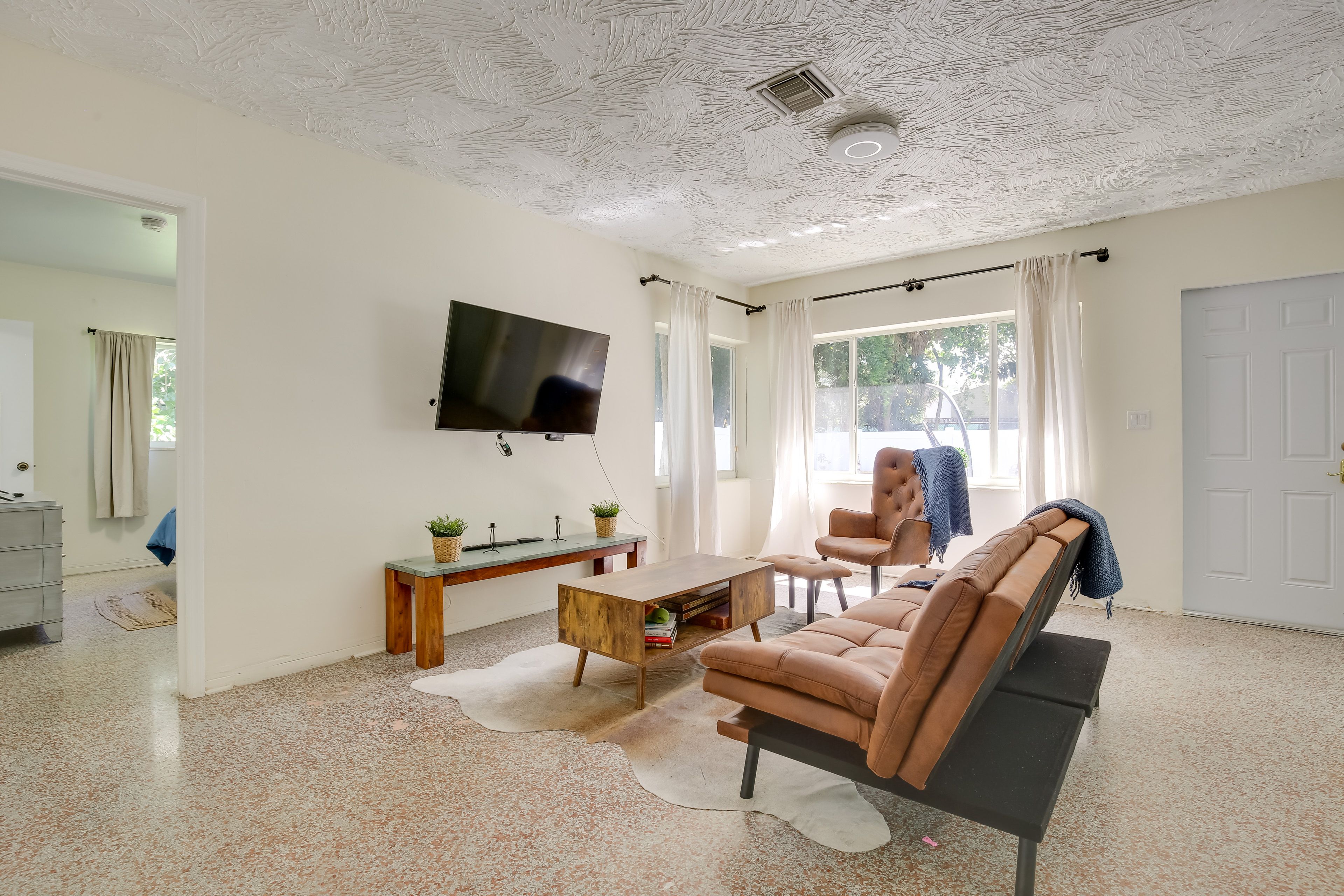 Living Room | Smart TV | Futon
