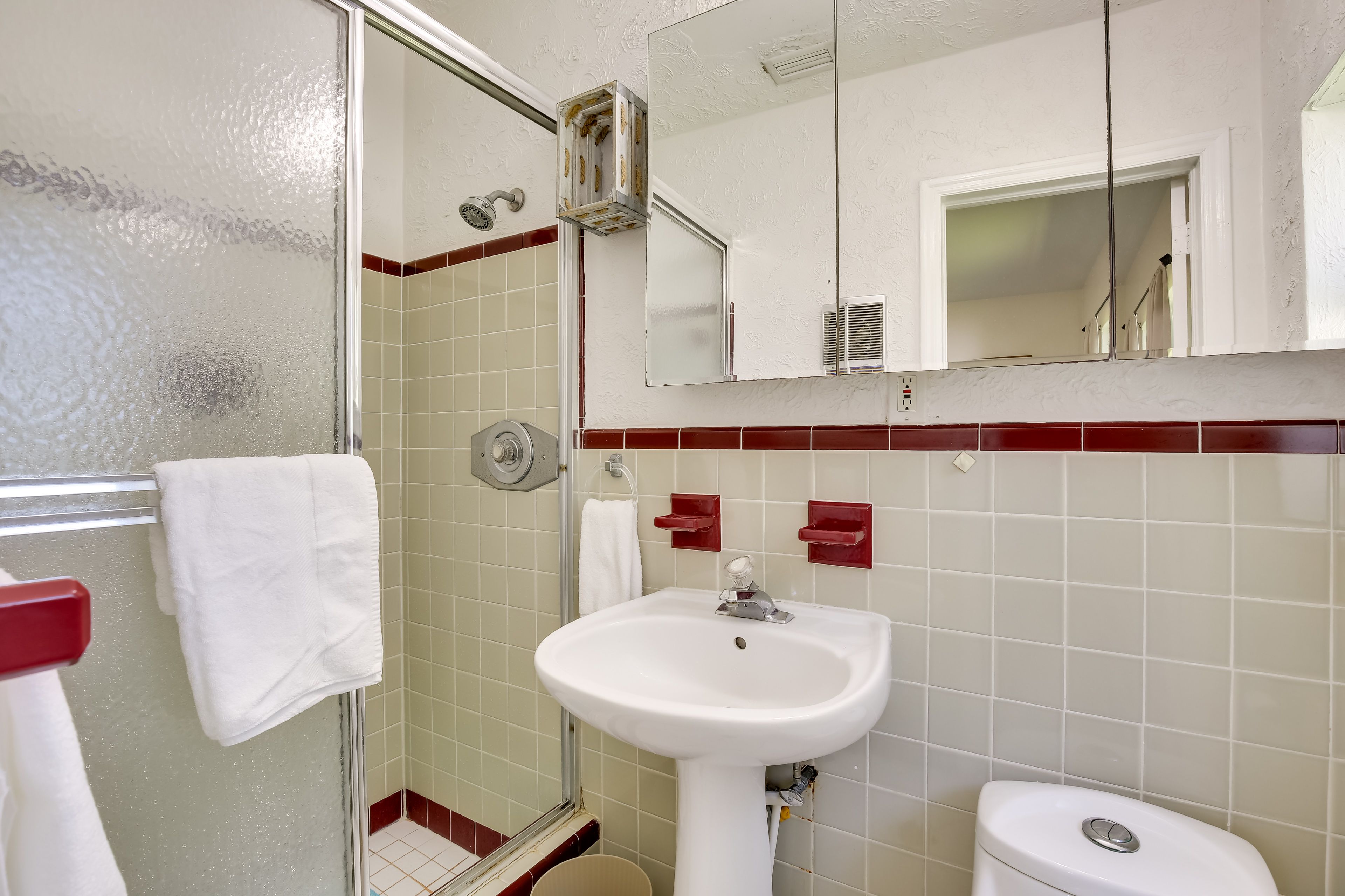 Bathroom | Complimentary Toiletries | Towels Provided