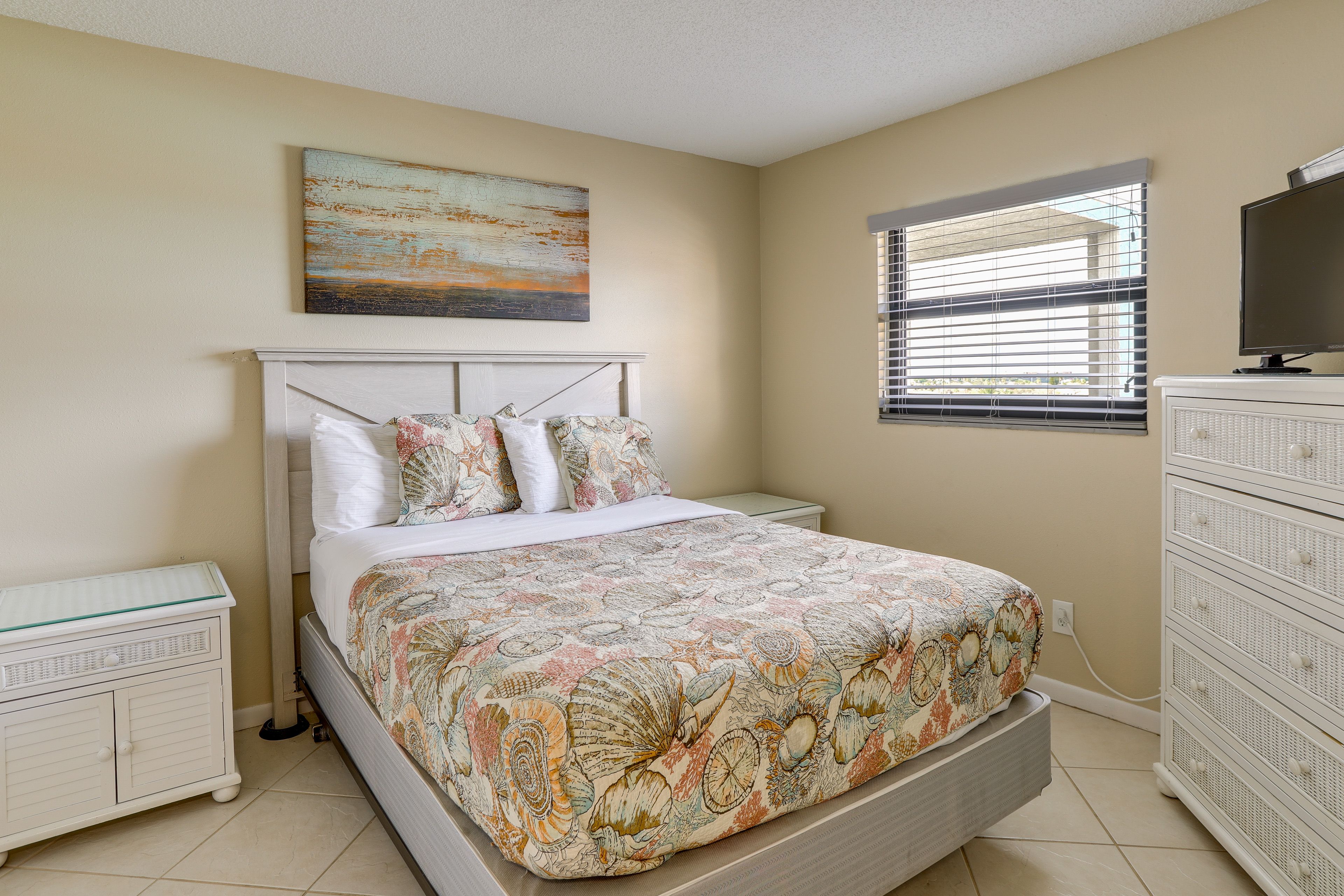 Bedroom 2 | Queen Bed | Smart TV