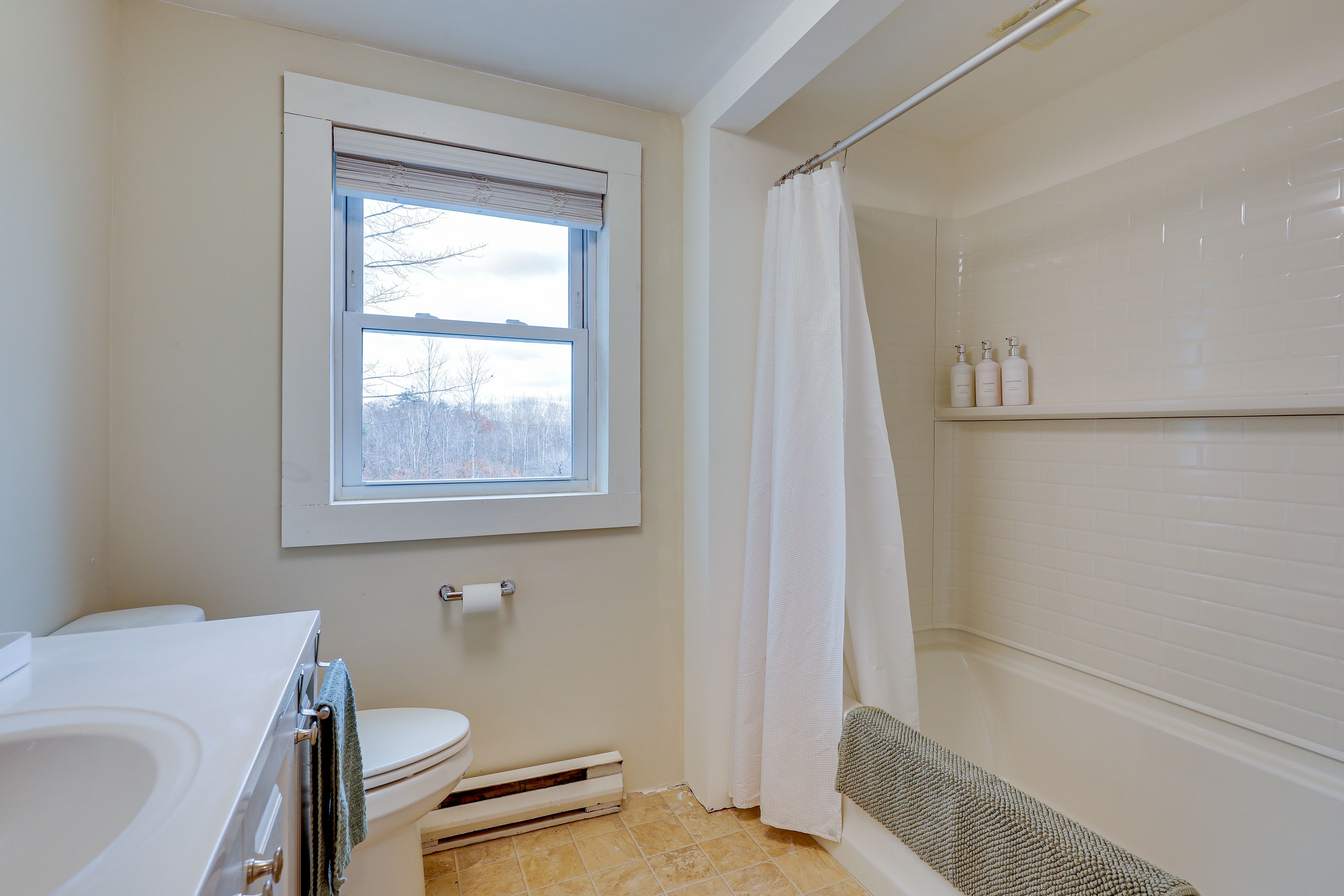 Full Bathroom | Complimentary Toiletries