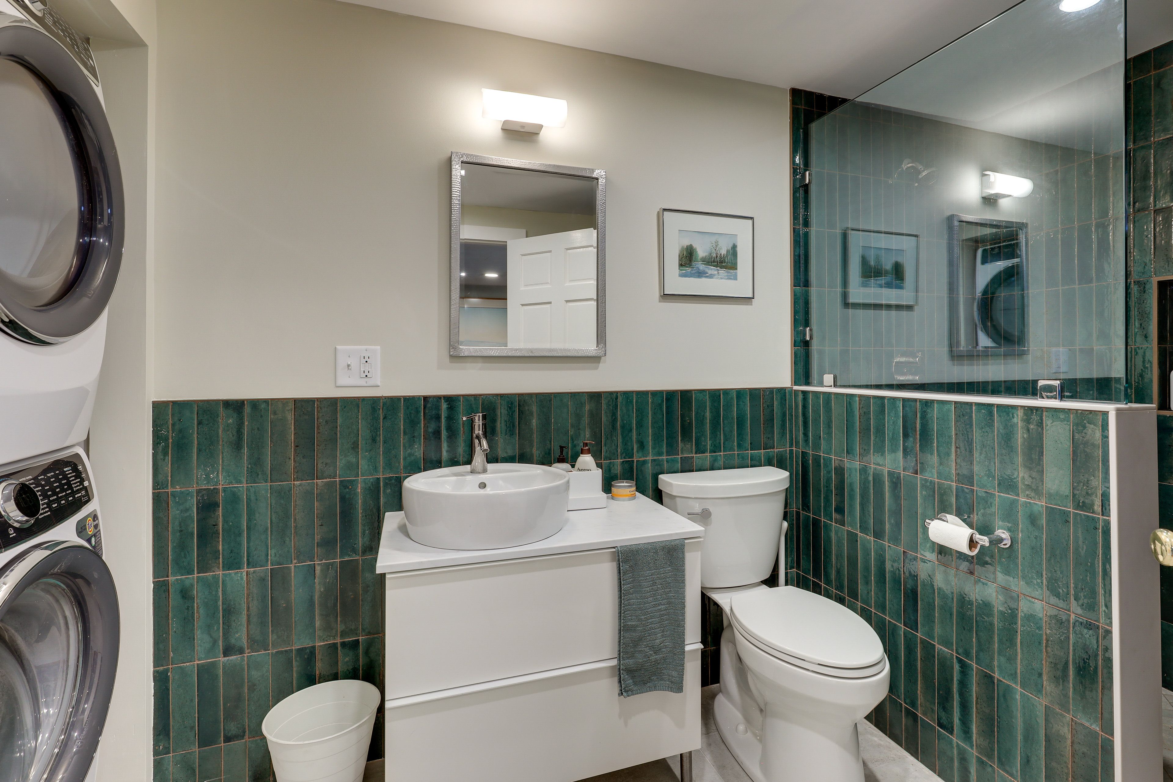 Full Bathroom | Washer & Dryer