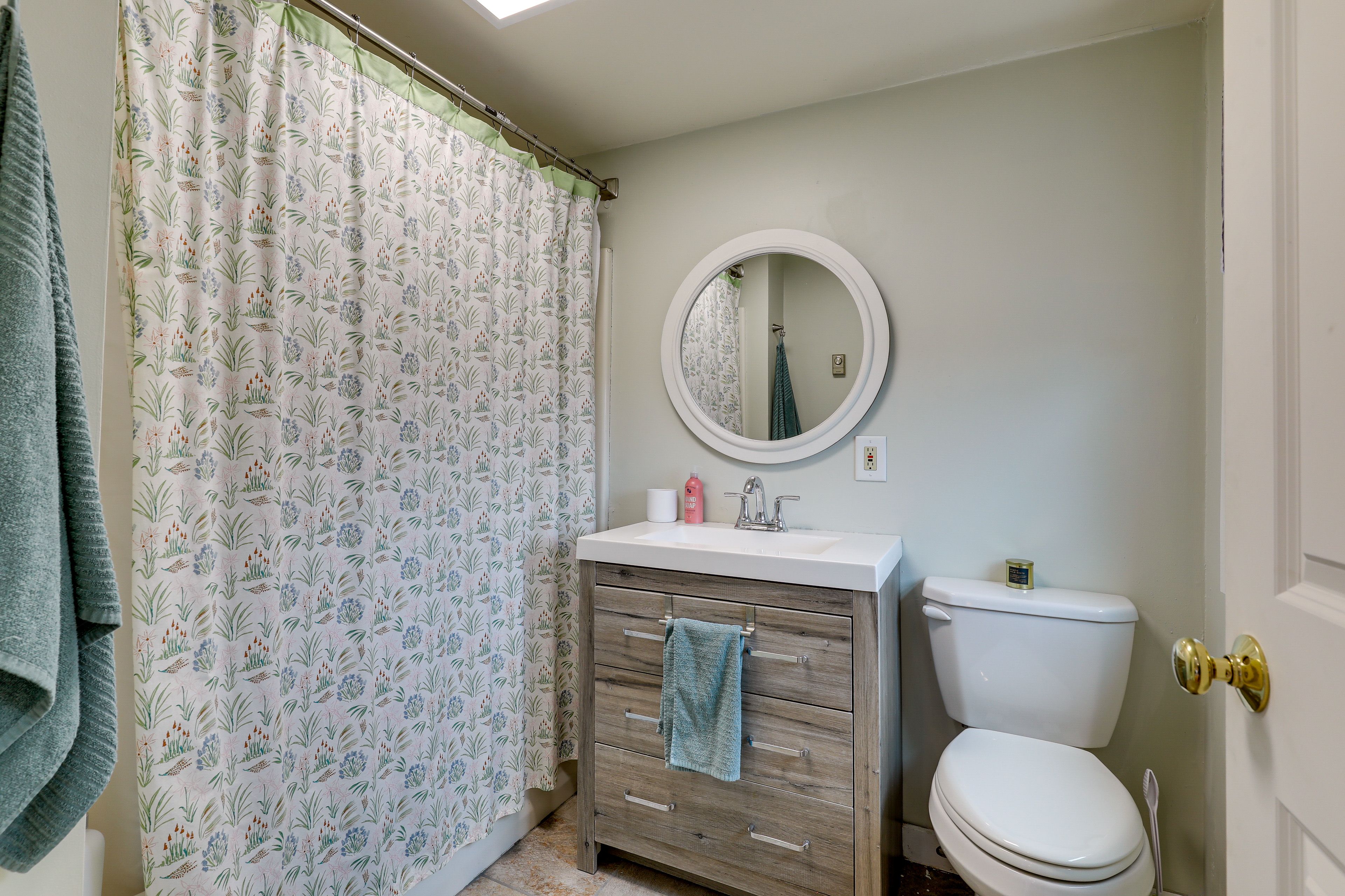 Full Bathroom | Towels Provided