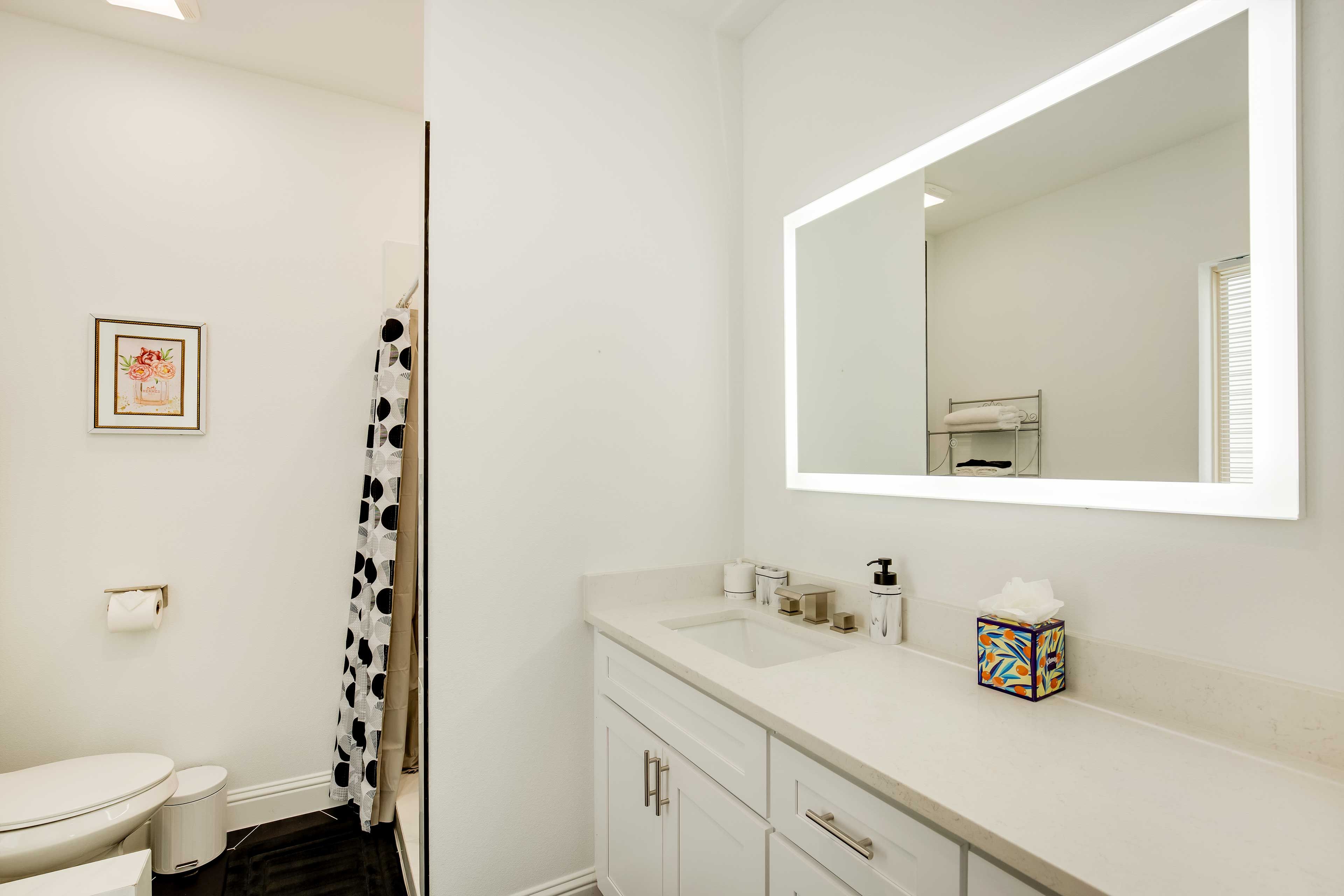 Full Bathroom | 2nd Floor | Towels Provided | Complimentary Toiletries