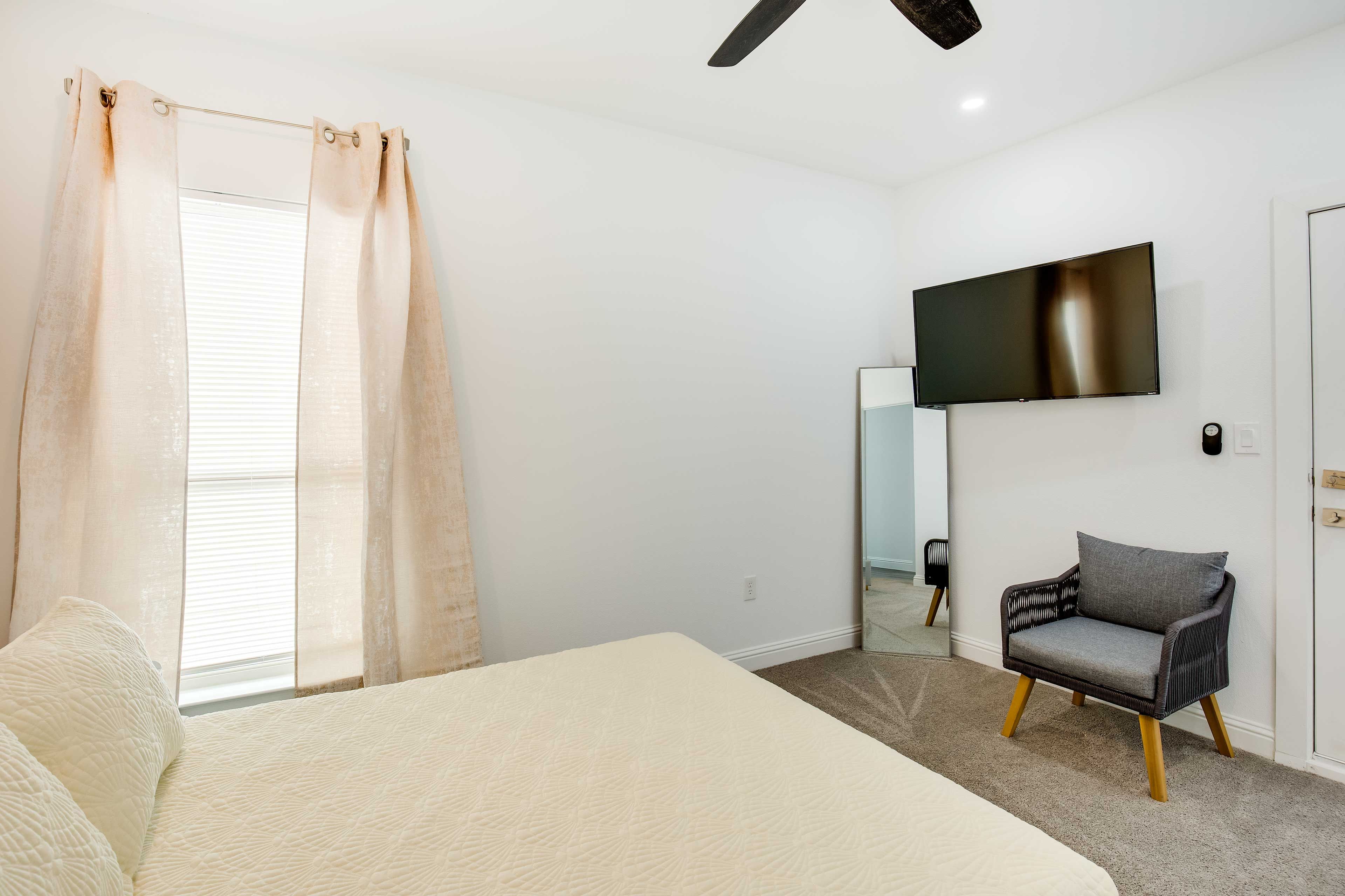 Bedroom 2 | Queen Bed | 2nd Floor | Hangers