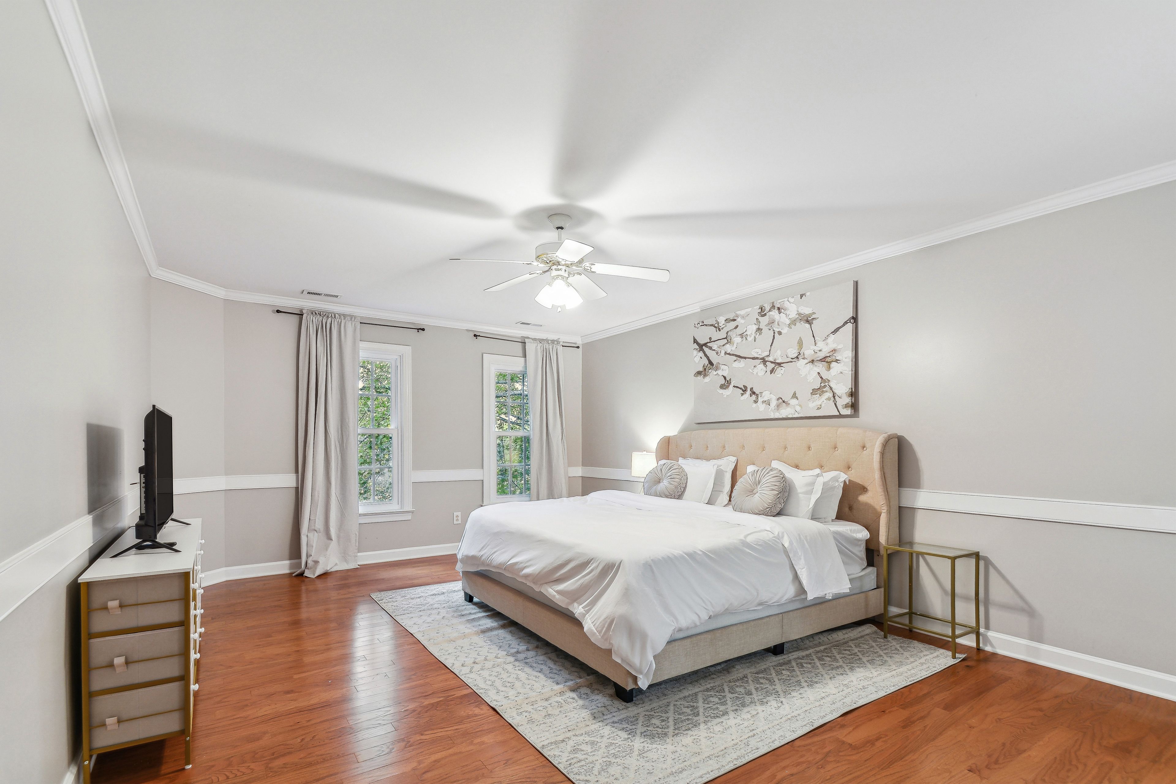 Bedroom Suite | King Bed | Smart TV | 2nd Floor