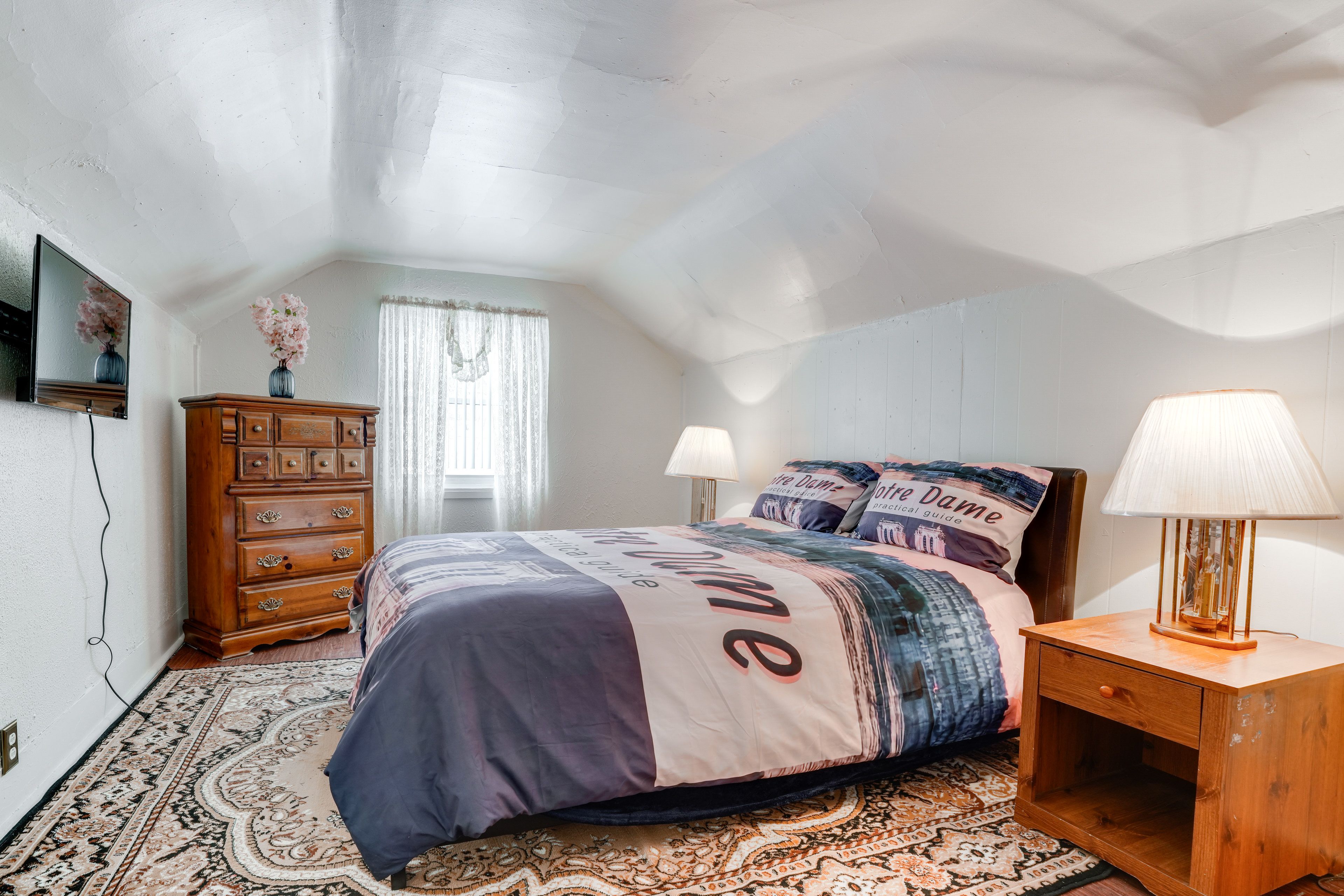 Bedroom 3 | Queen Bed | Smart TV | 2nd Floor