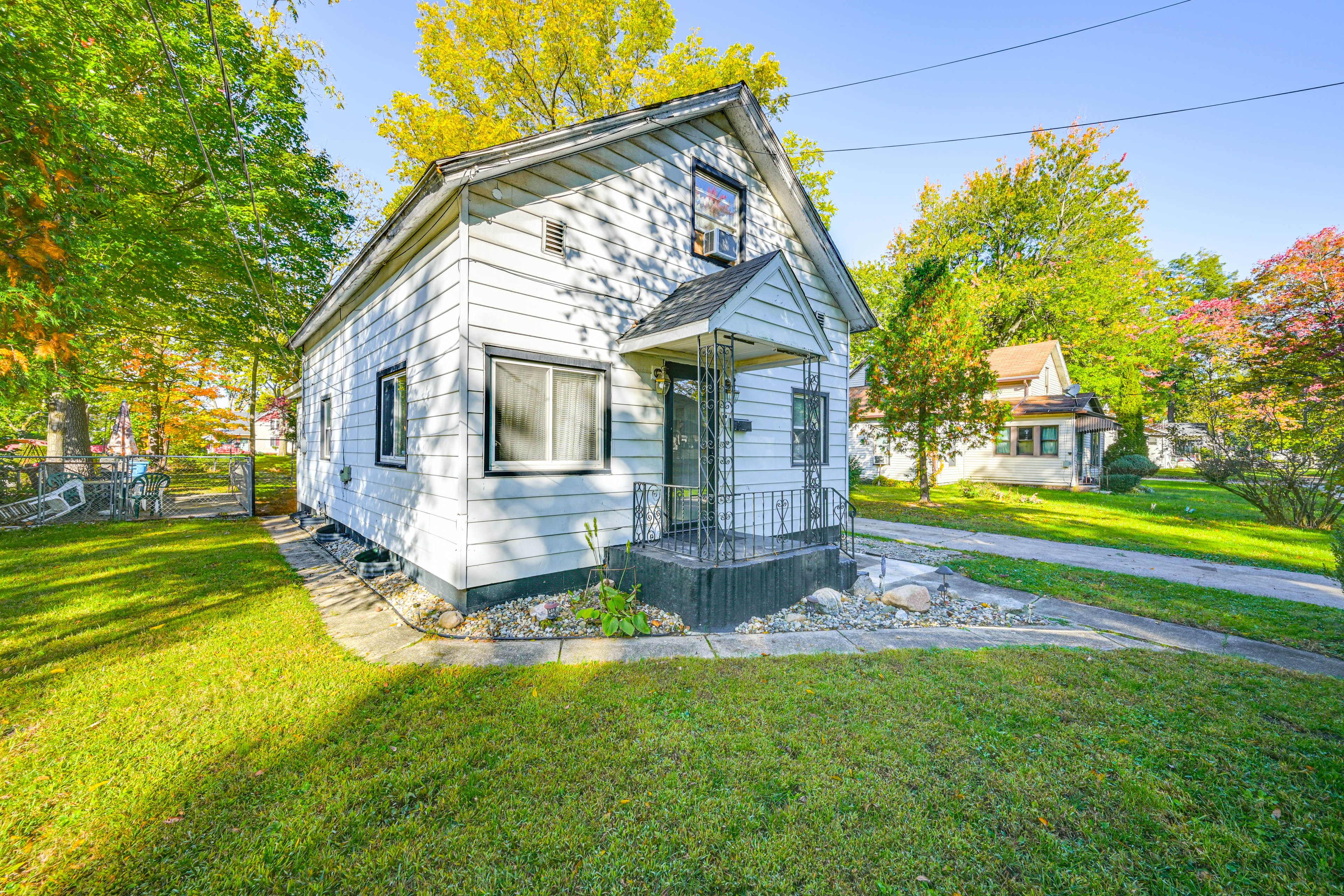 House Exterior | Driveway (2 Vehicles)