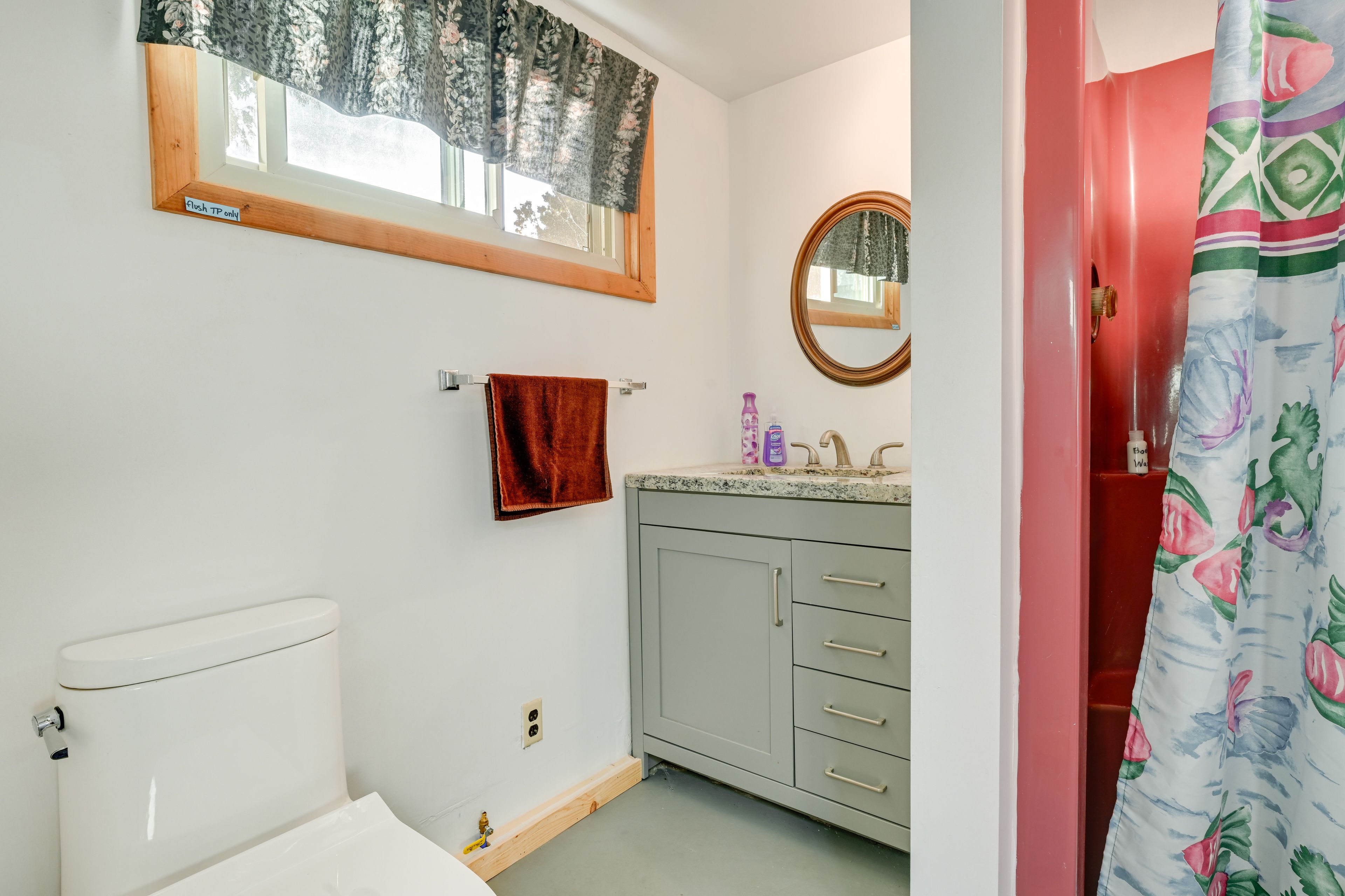 Full Bathroom | Complimentary Toiletries