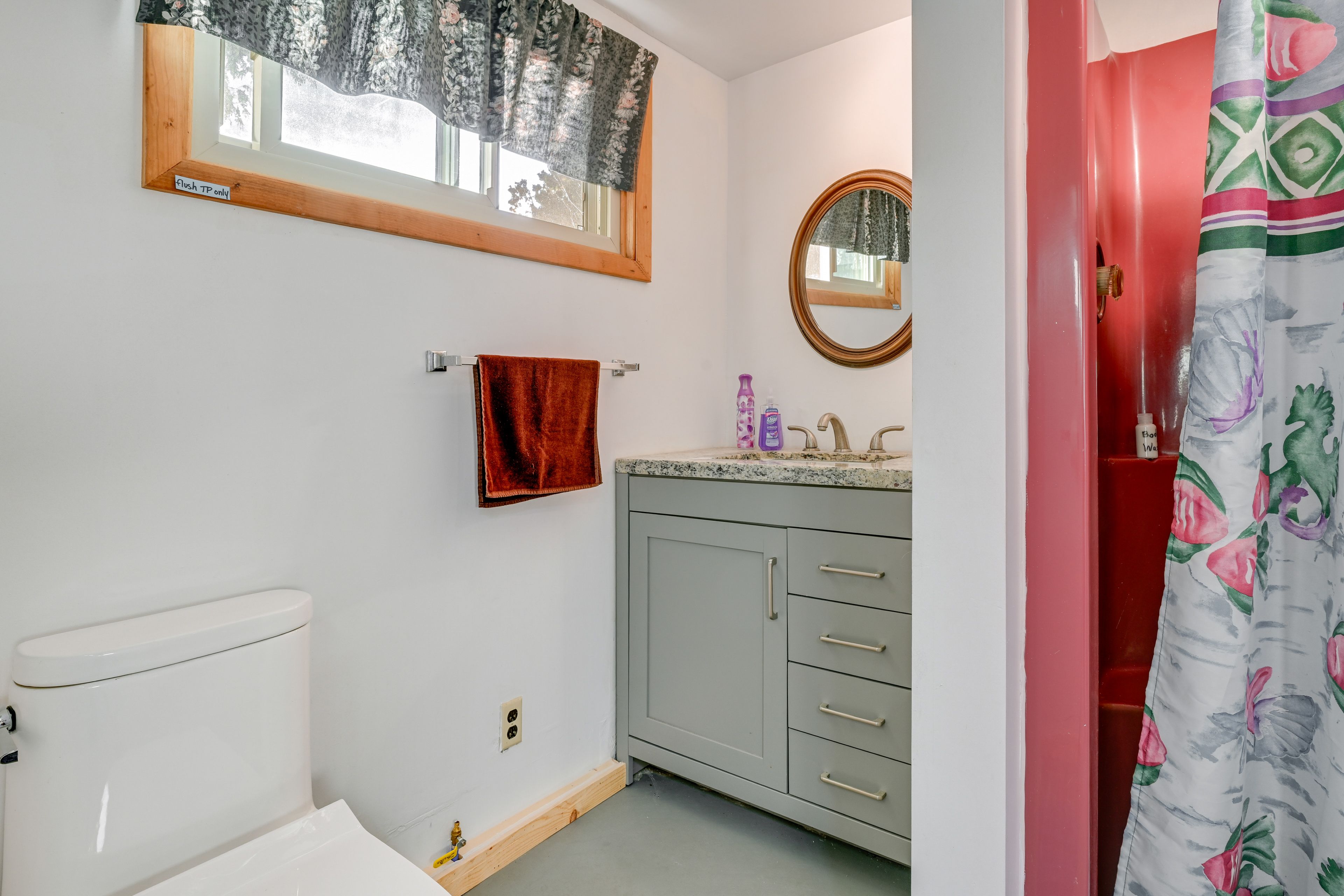 Full Bathroom | Complimentary Toiletries