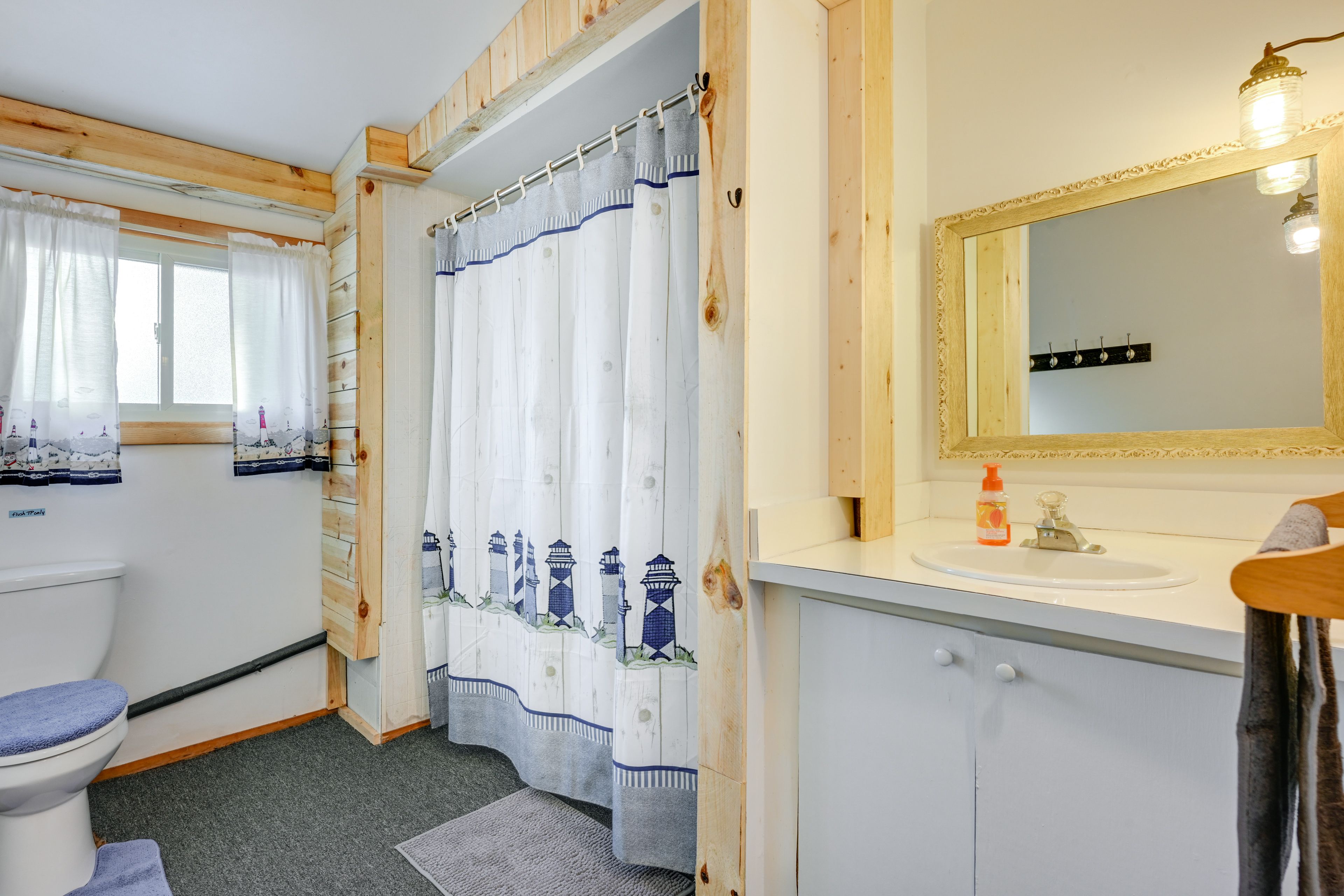 Full Bathroom | Complimentary Toiletries