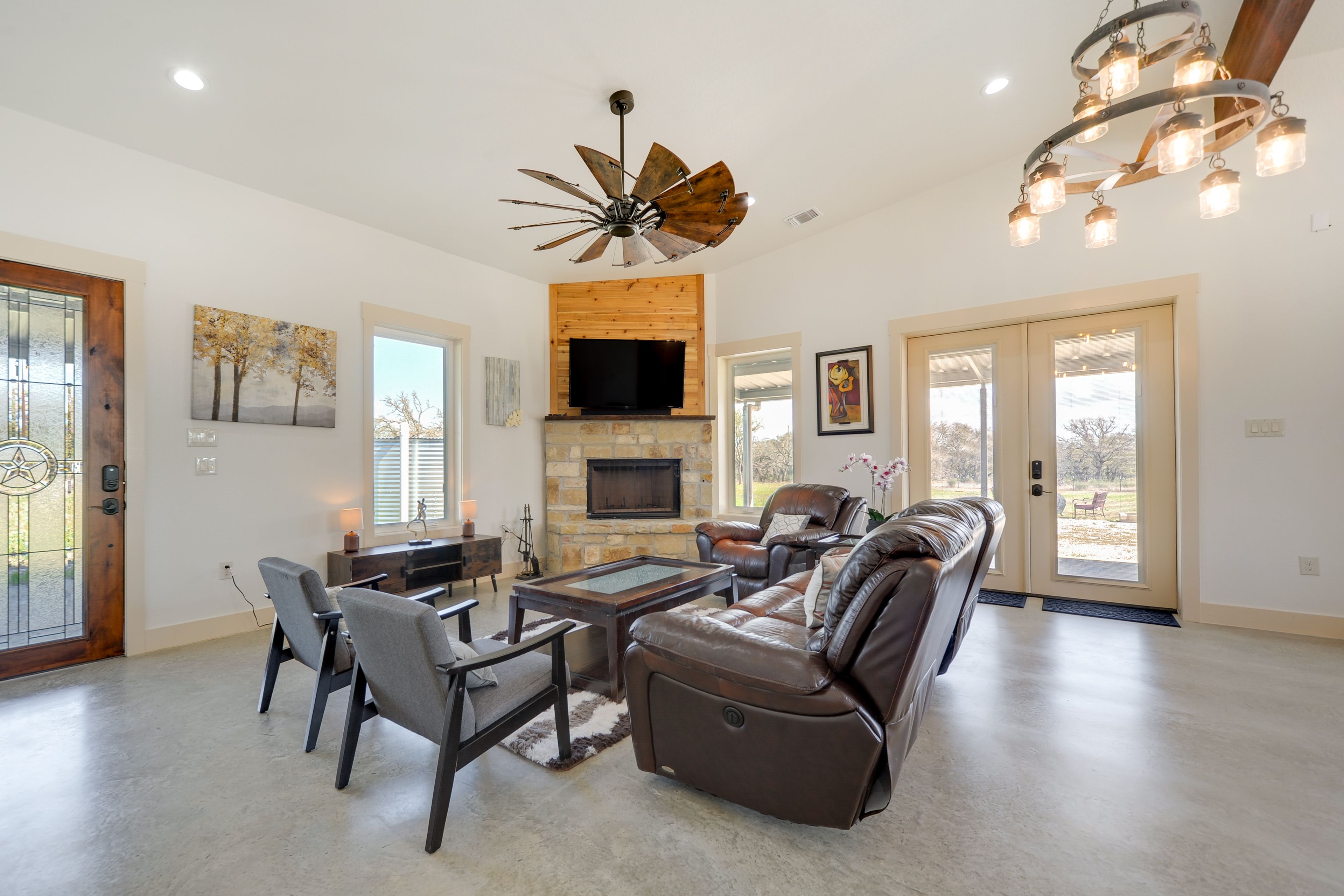 Living Room | Free Wifi | Central A/C | Smart TV