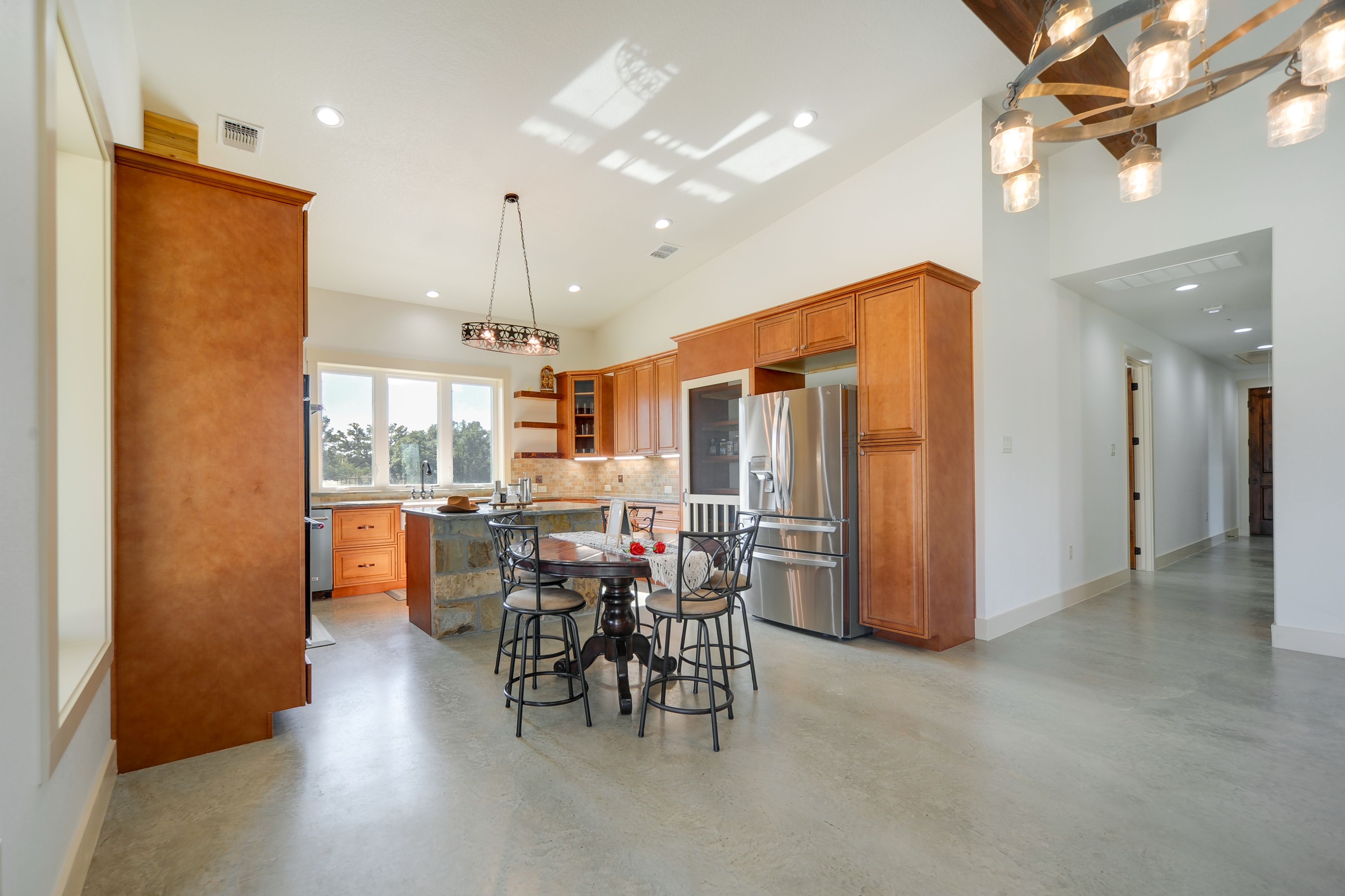 Dining Area | Dishware/Flatware Provided