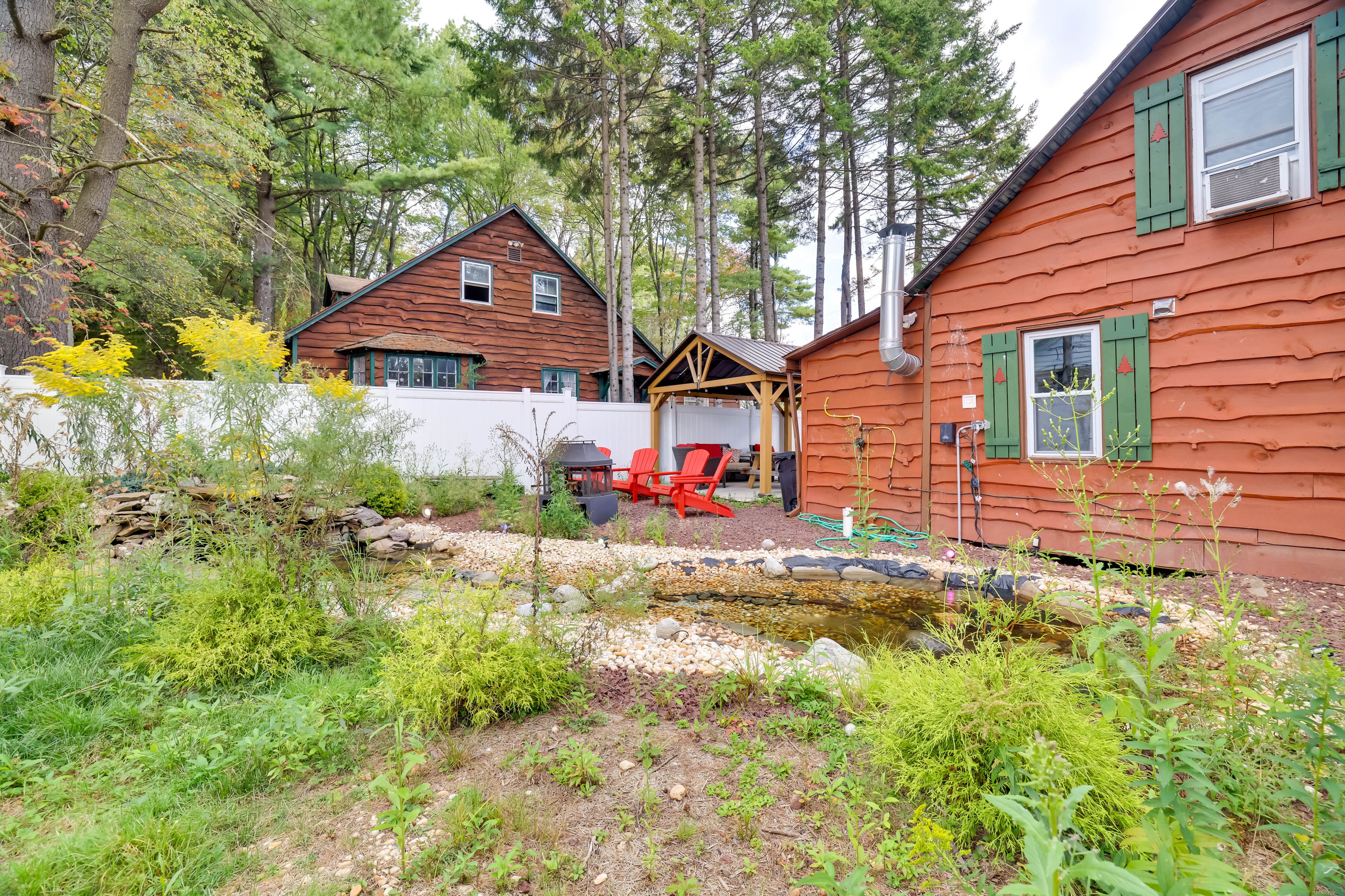 Private Yard | Koi Pond | Fire Pit w/ Seating
