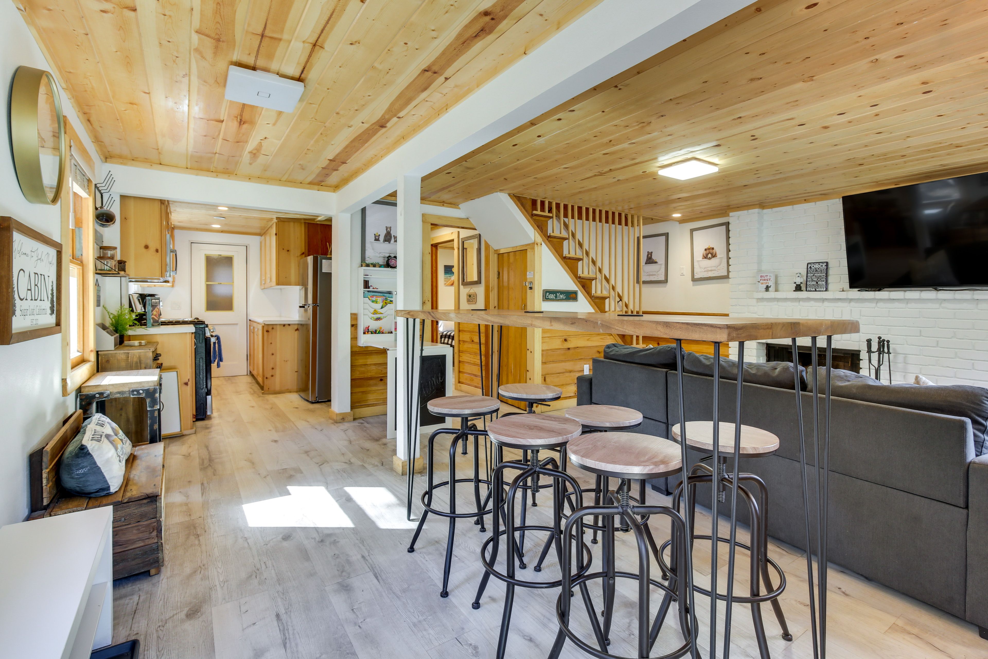 Dining Area | Dishware & Flatware Provided