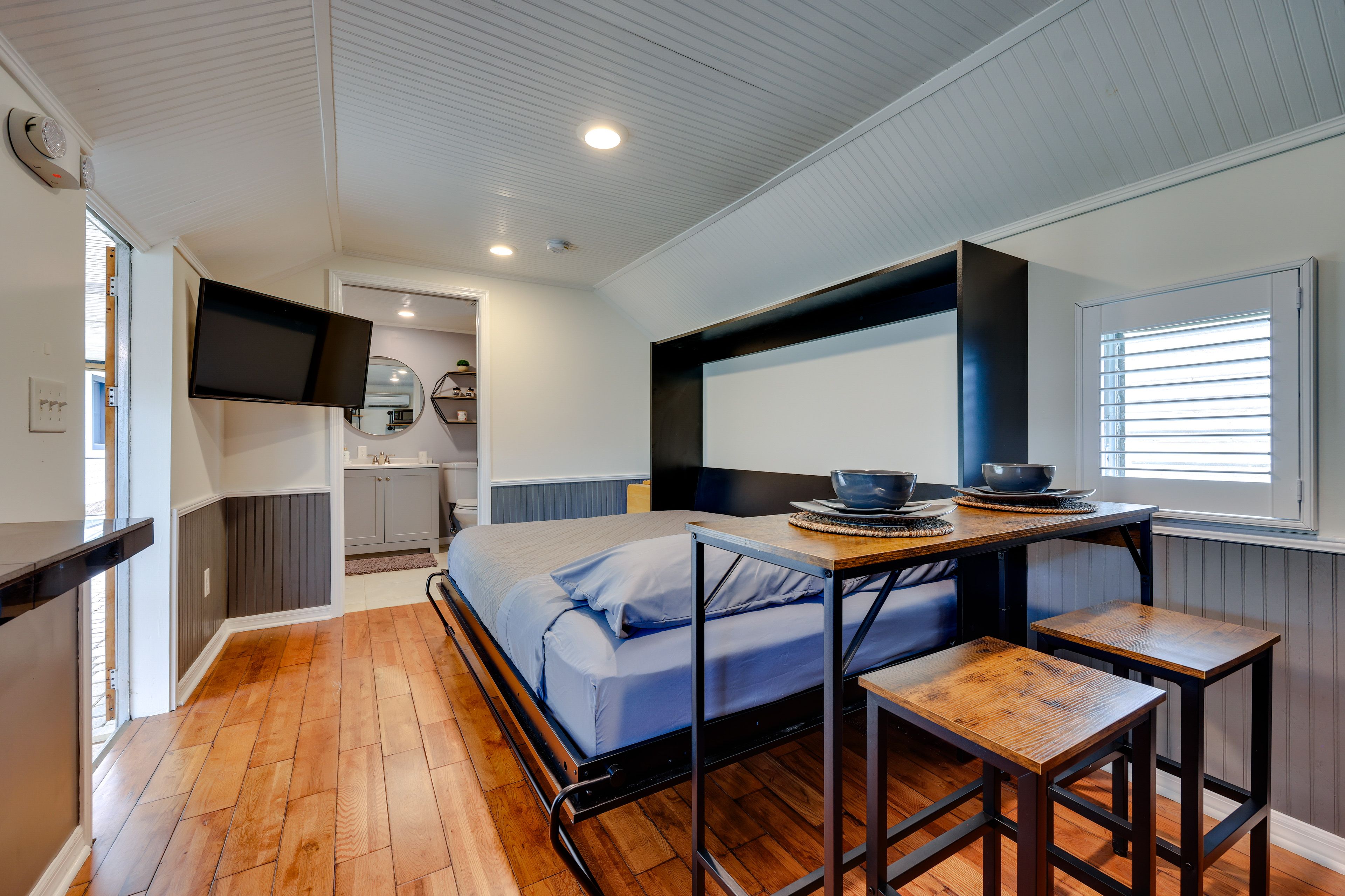 Studio | Queen Murphy Bed | Smart TV w/ Cable
