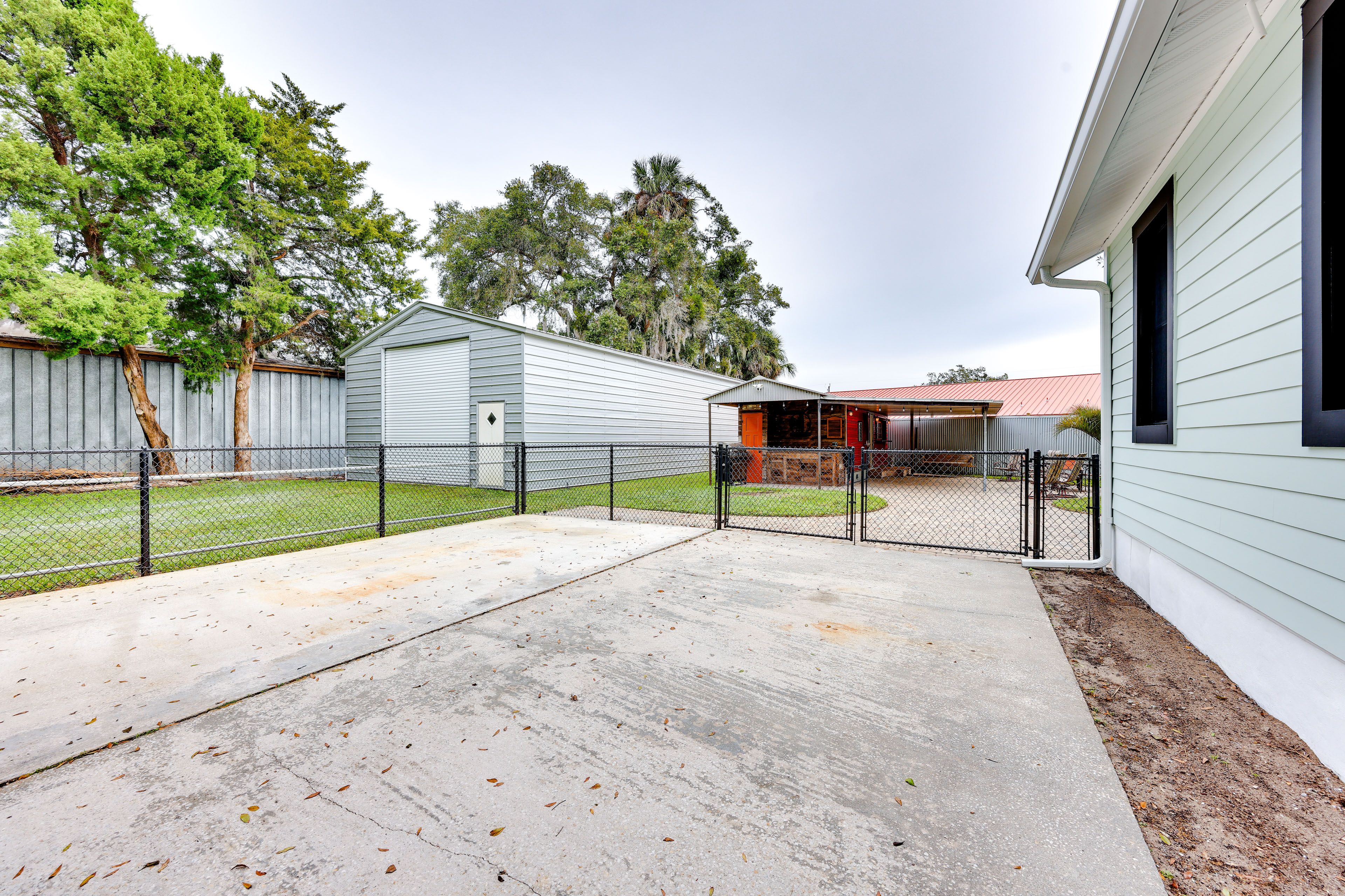 Parking | Driveway (1 Vehicle) | Free Street Parking