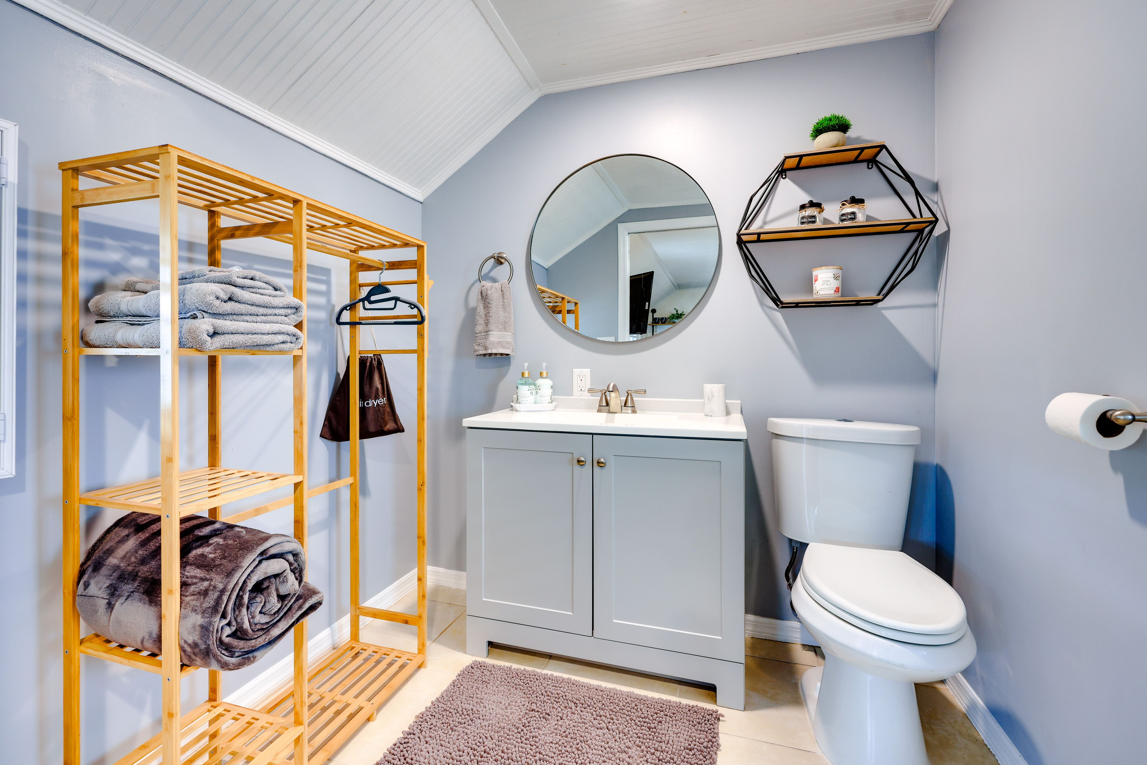Full Bathroom | Complimentary Toiletries | Towels Provided