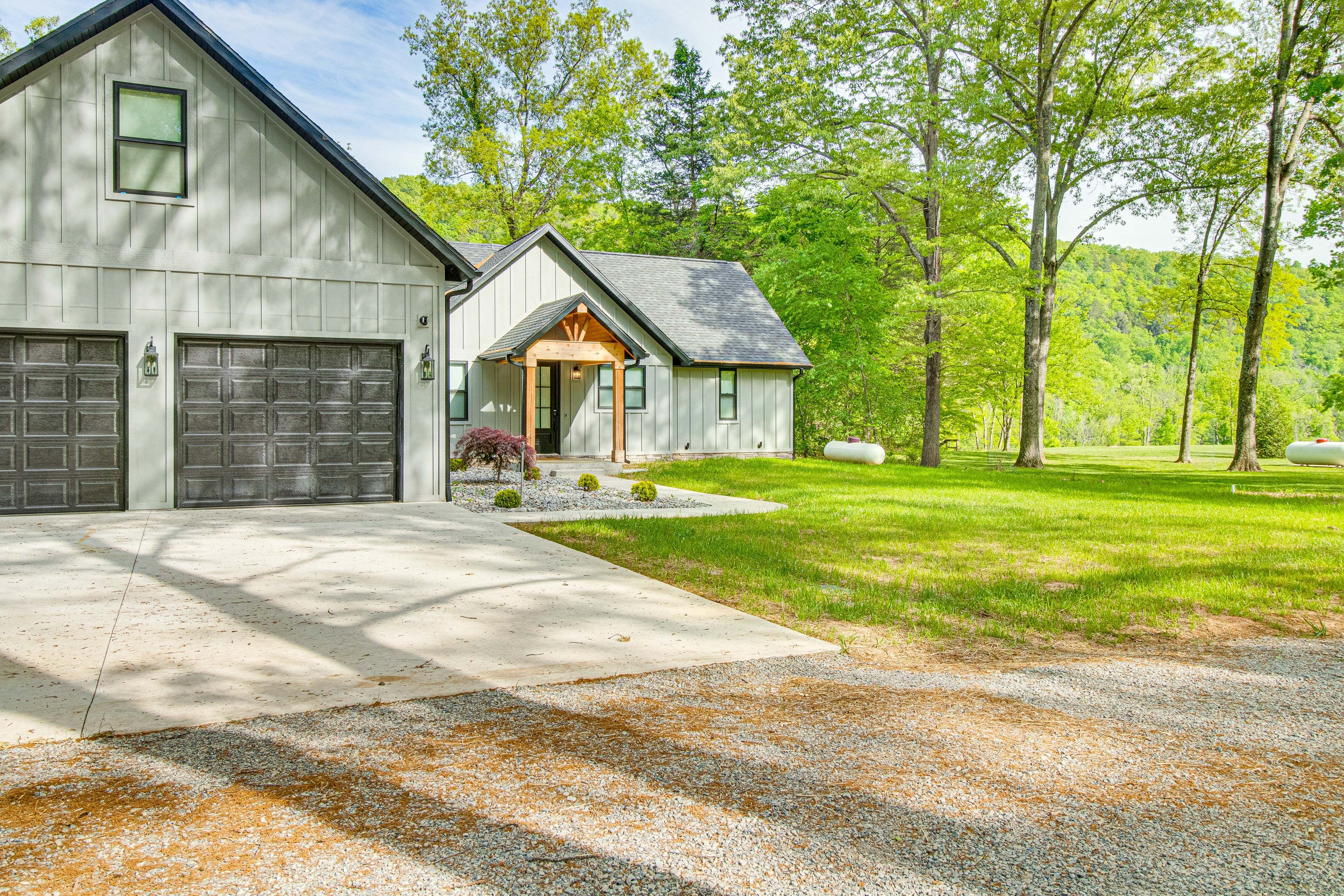 Parking | Driveway (7 Vehicles) | Boat/Trailer Parking On-Site