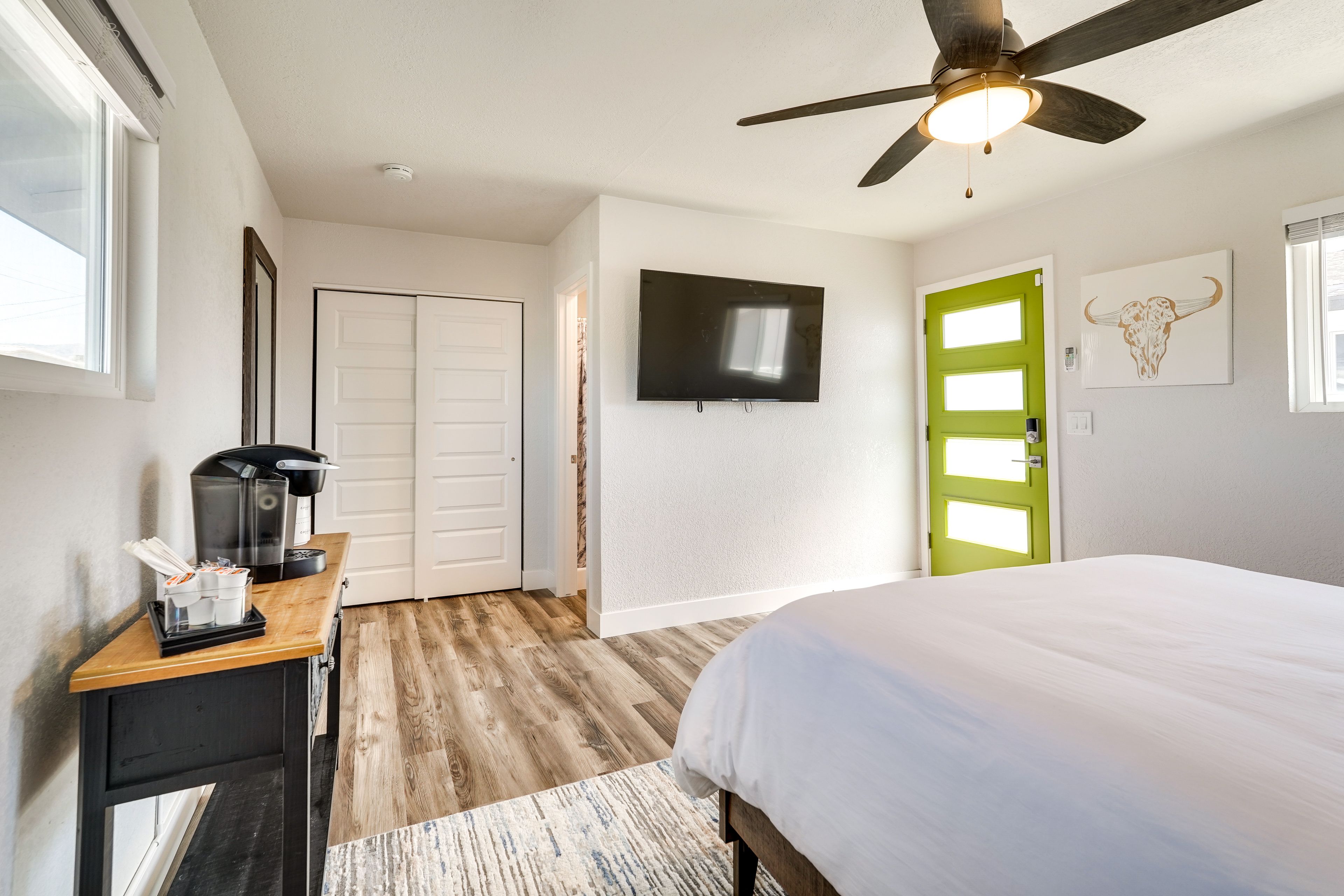 Bedroom 3 (Casita) | Queen Bed | Keurig Coffee Maker | Smart TV
