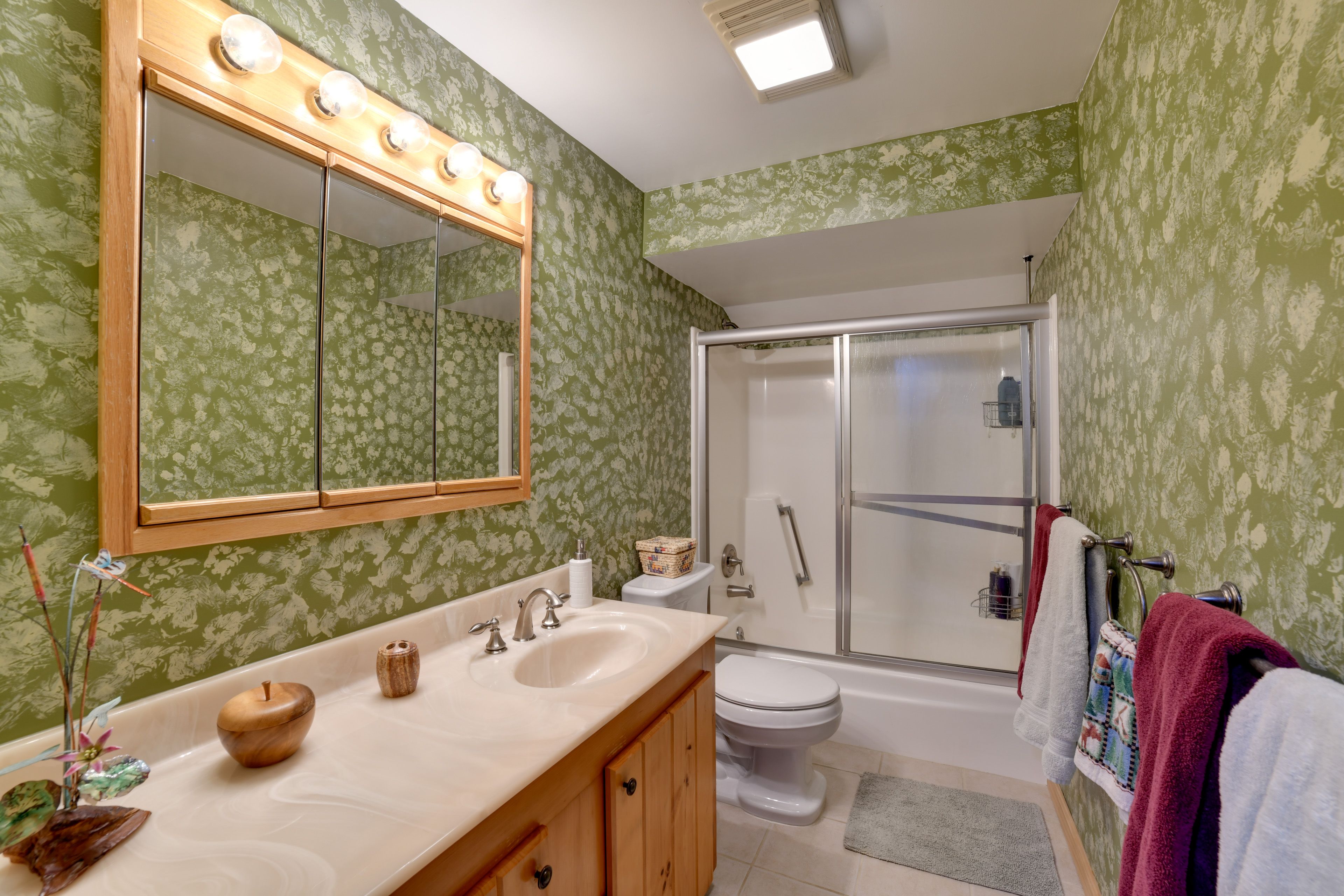 Full Bathroom | Complimentary Toiletries