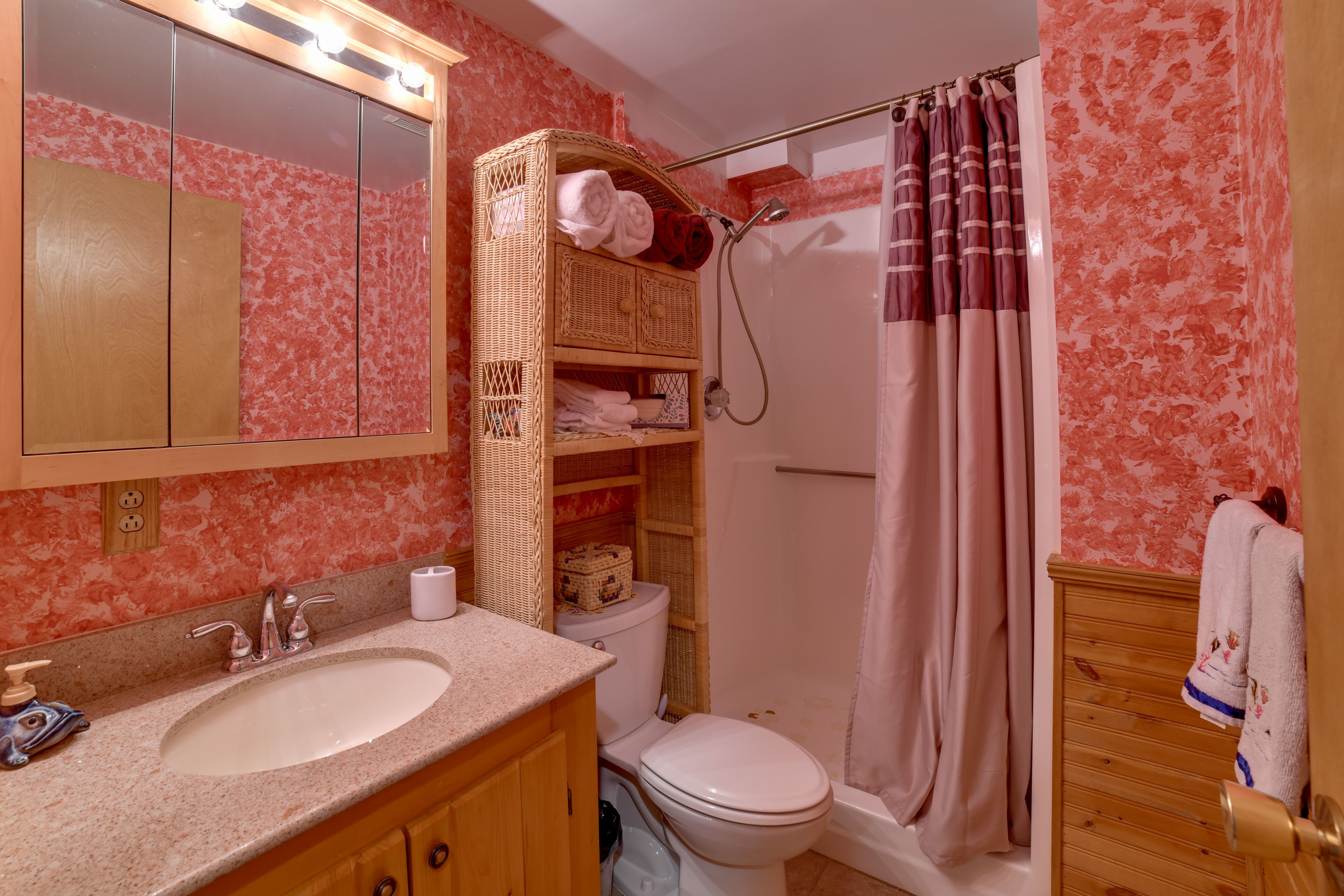 Full Bathroom | Towels Provided