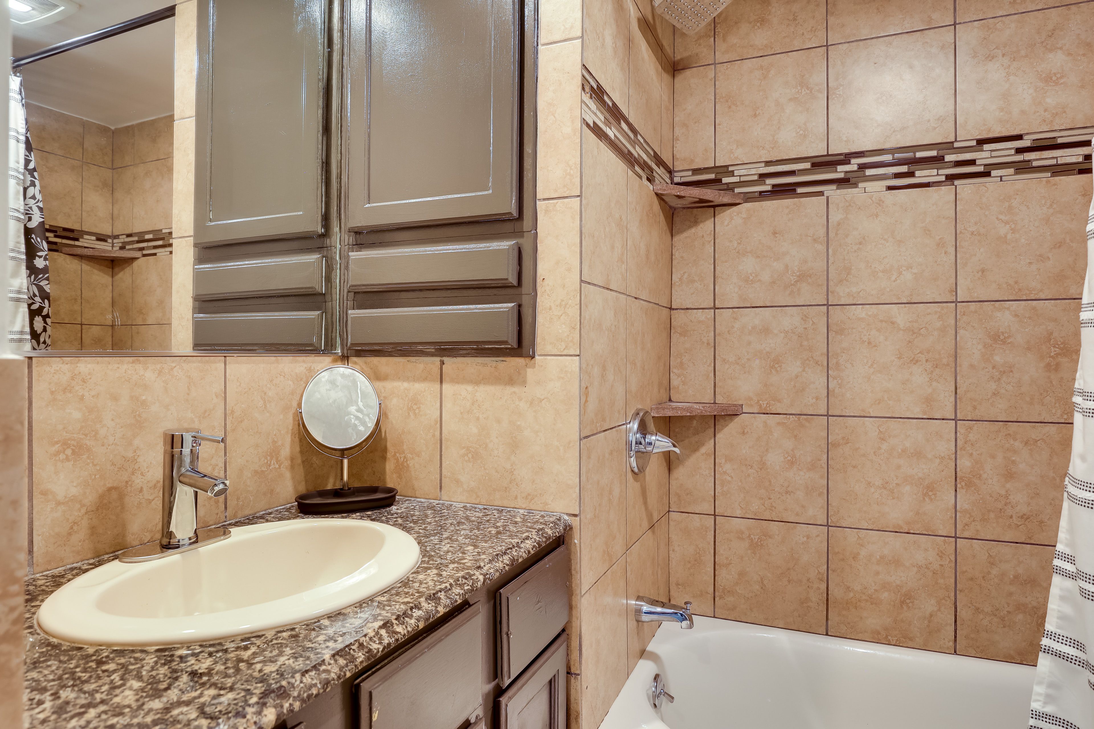 Full Bathroom | Towels Provided | Complimentary Toiletries