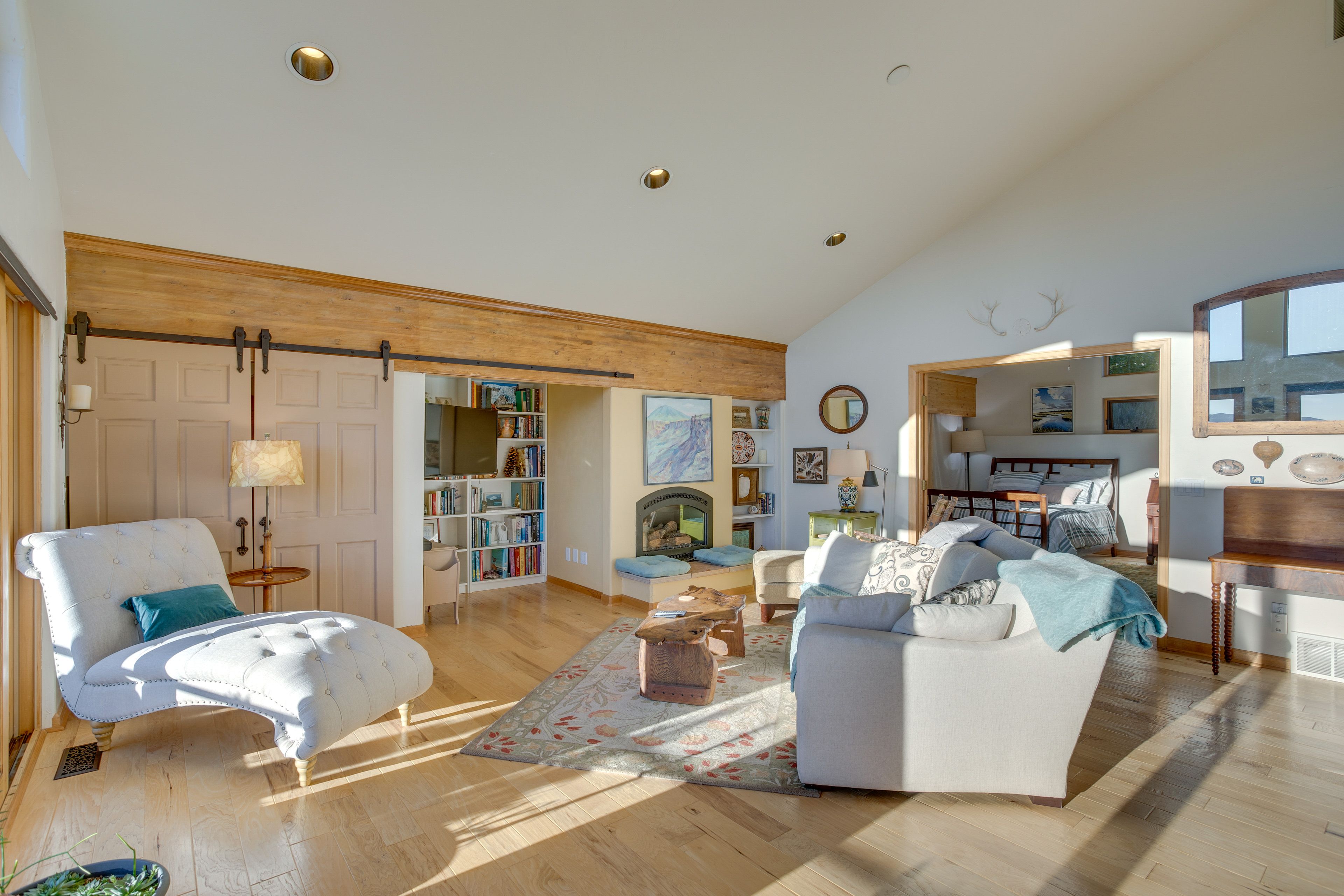 Living Room | Flat-Screen TV | Fireplace | Ceiling Fans | Books | Free WiFi
