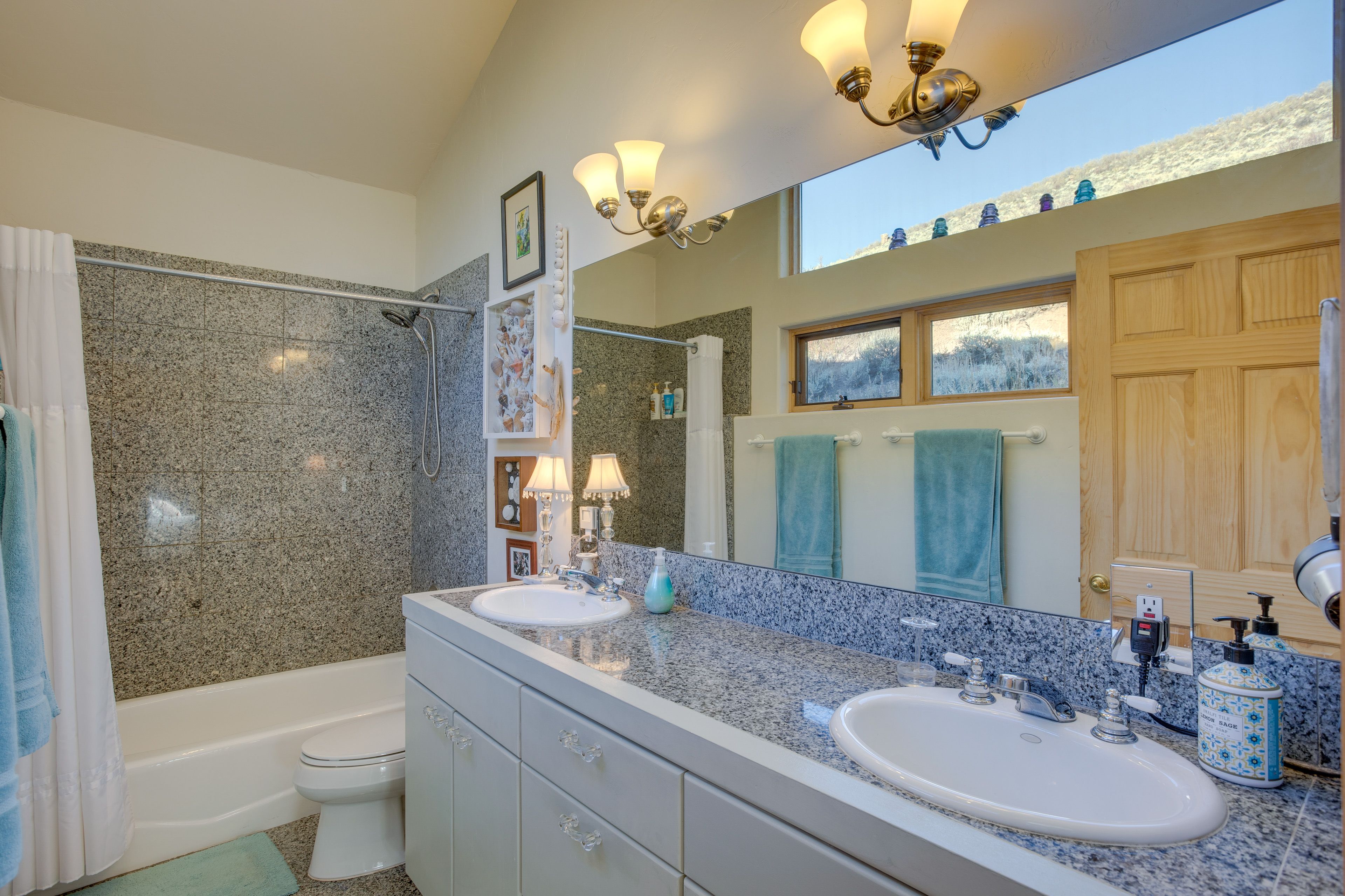 Full Bathroom | 2nd Floor | Shower/Tub Combo