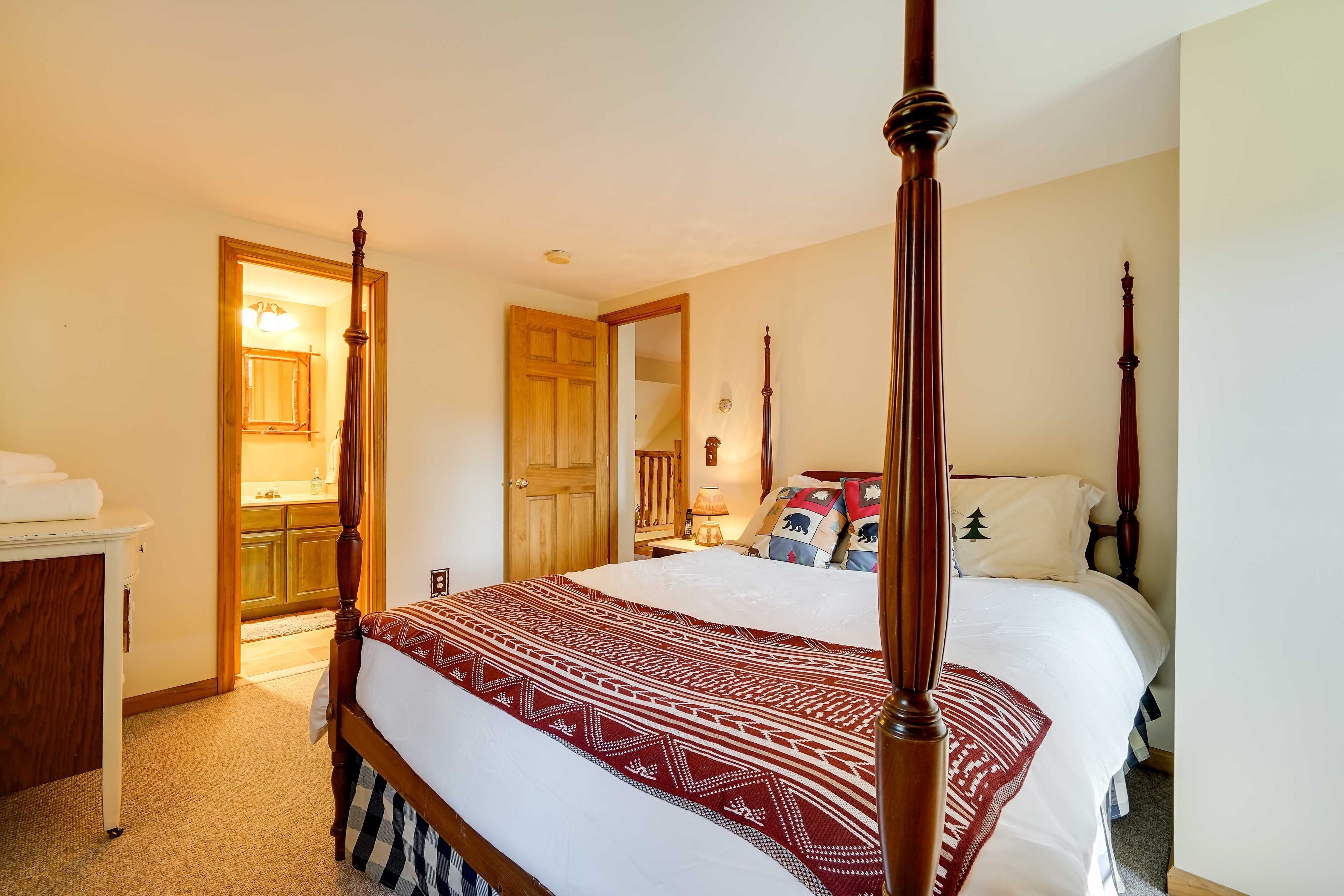 Bedroom 2 | 2nd Floor | Queen Bed