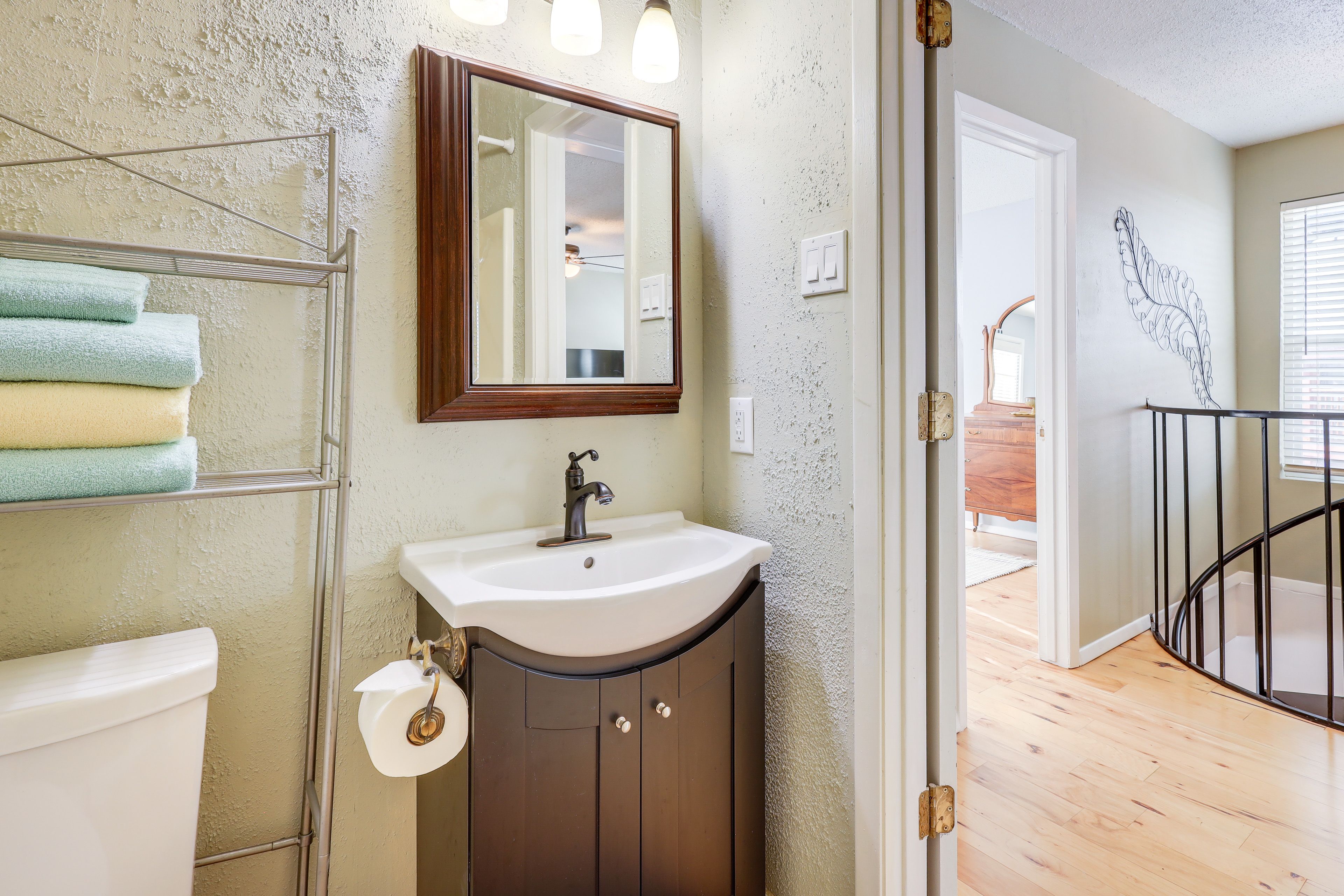 Full Bathroom | Towels Provided