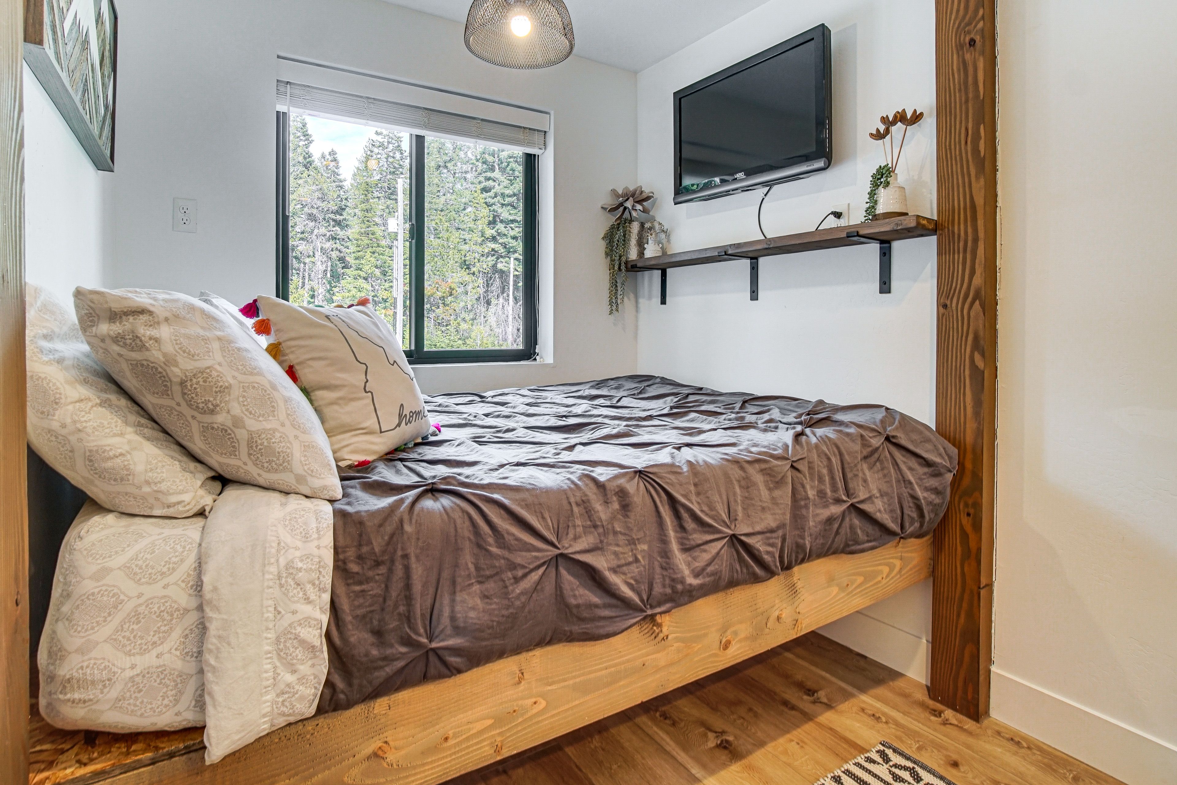 Bedroom 2 | Queen Bed | 1st Floor