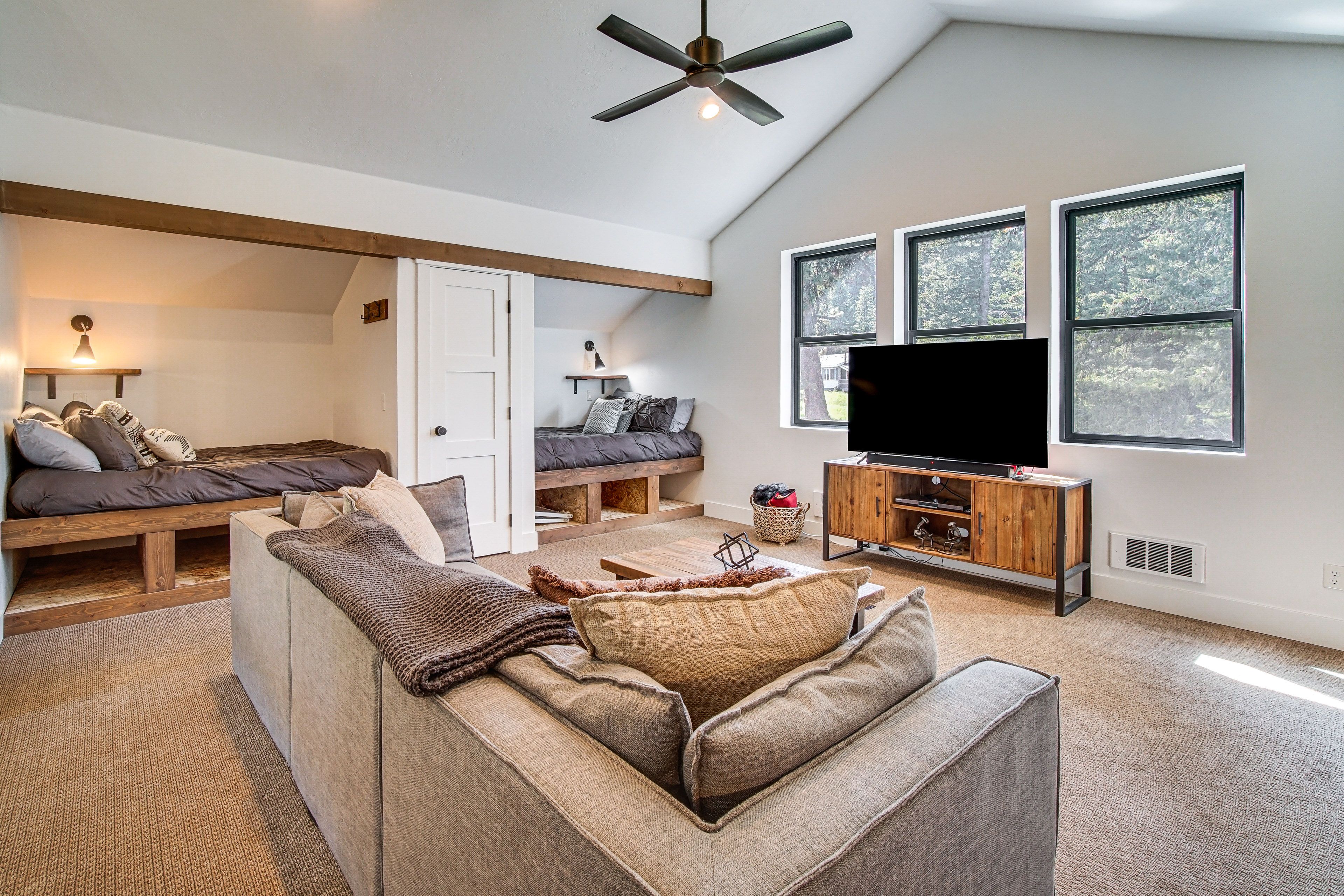 Loft | 4 Full Beds | 2nd Floor