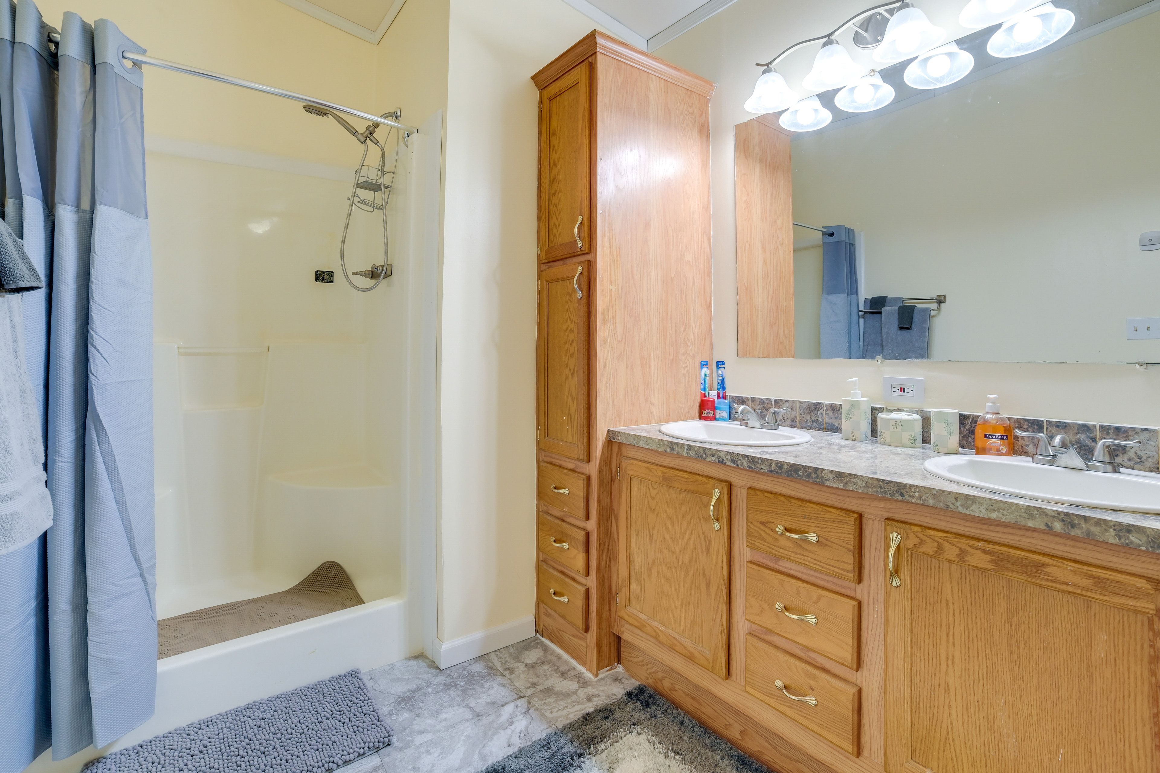 Full Bathroom | Towels Provided | Complimentary Toiletries