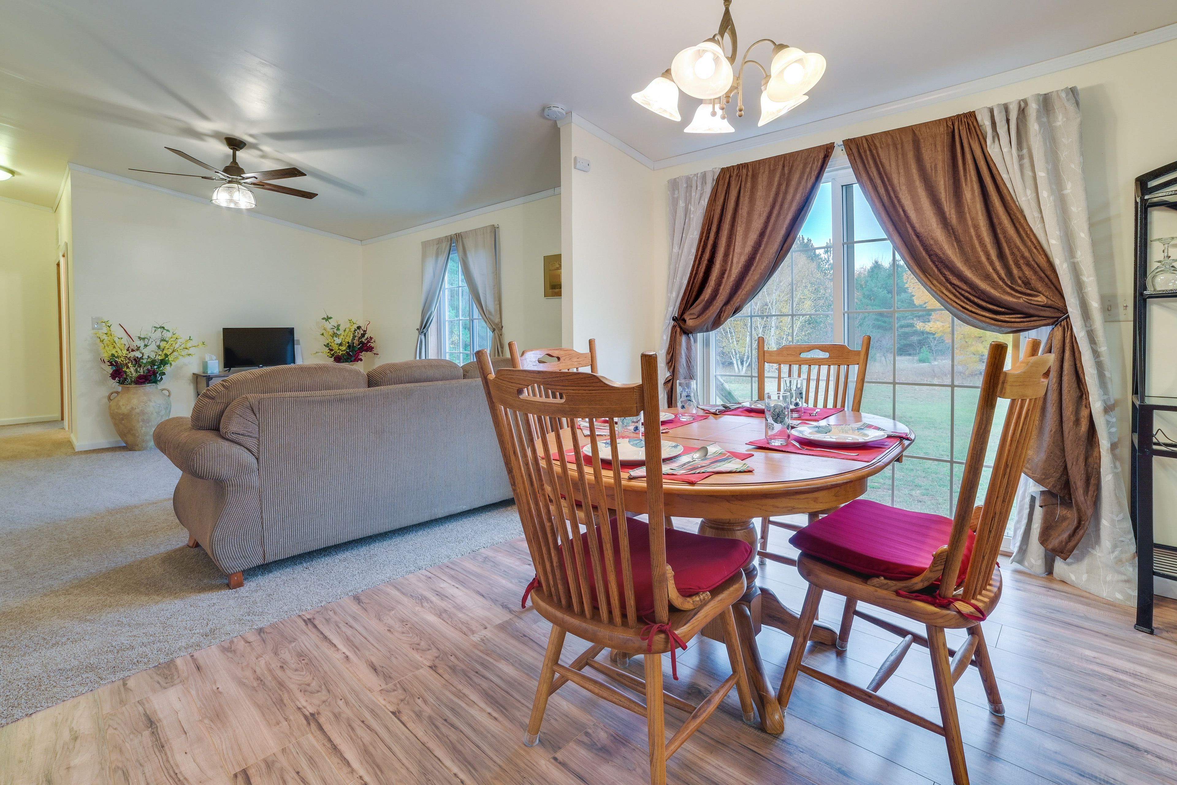 Dining Area | Dishware & Flatware Provided