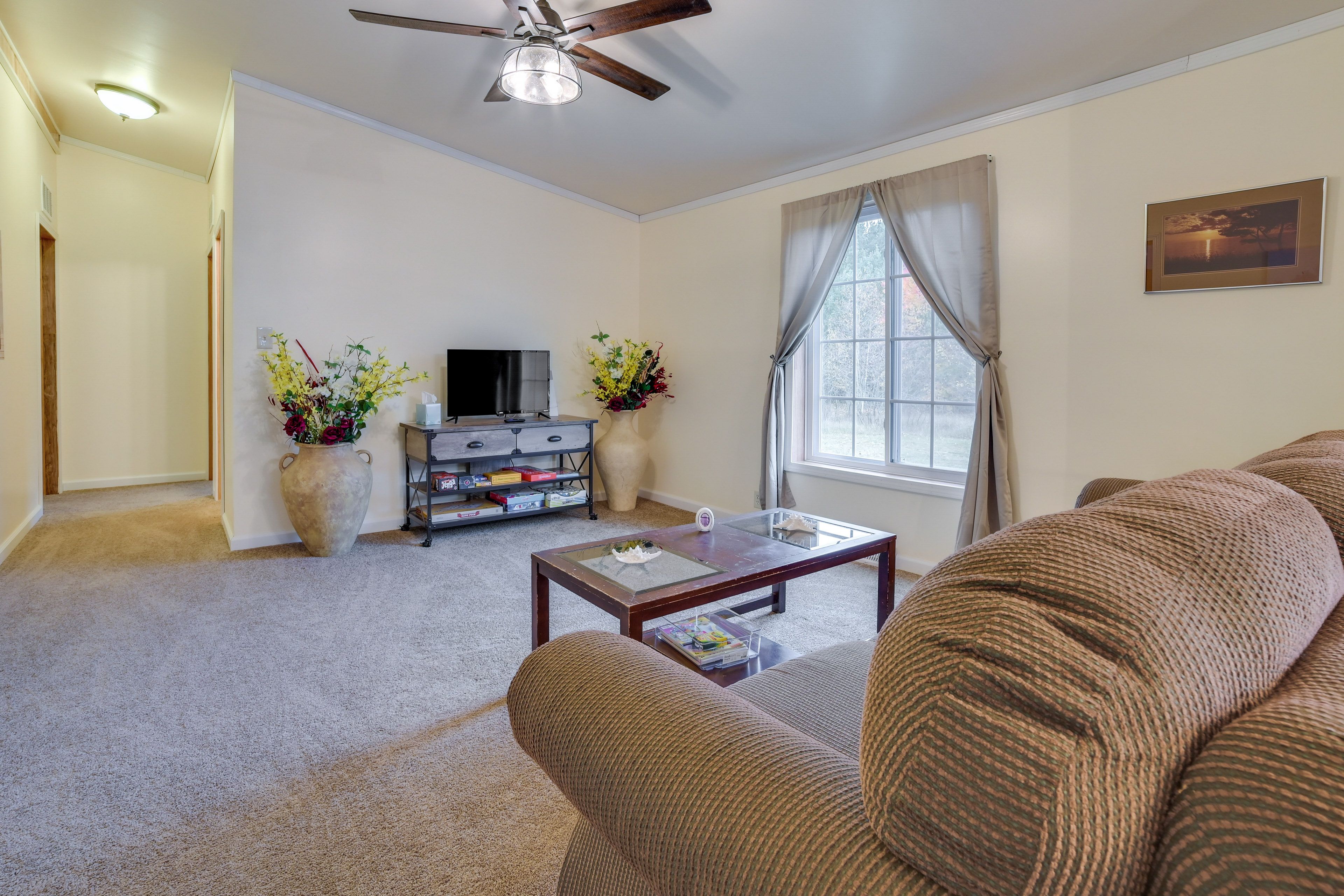 Living Room | Flat-Screen TV | Central Heating | Pack 'n Play | Free WiFi
