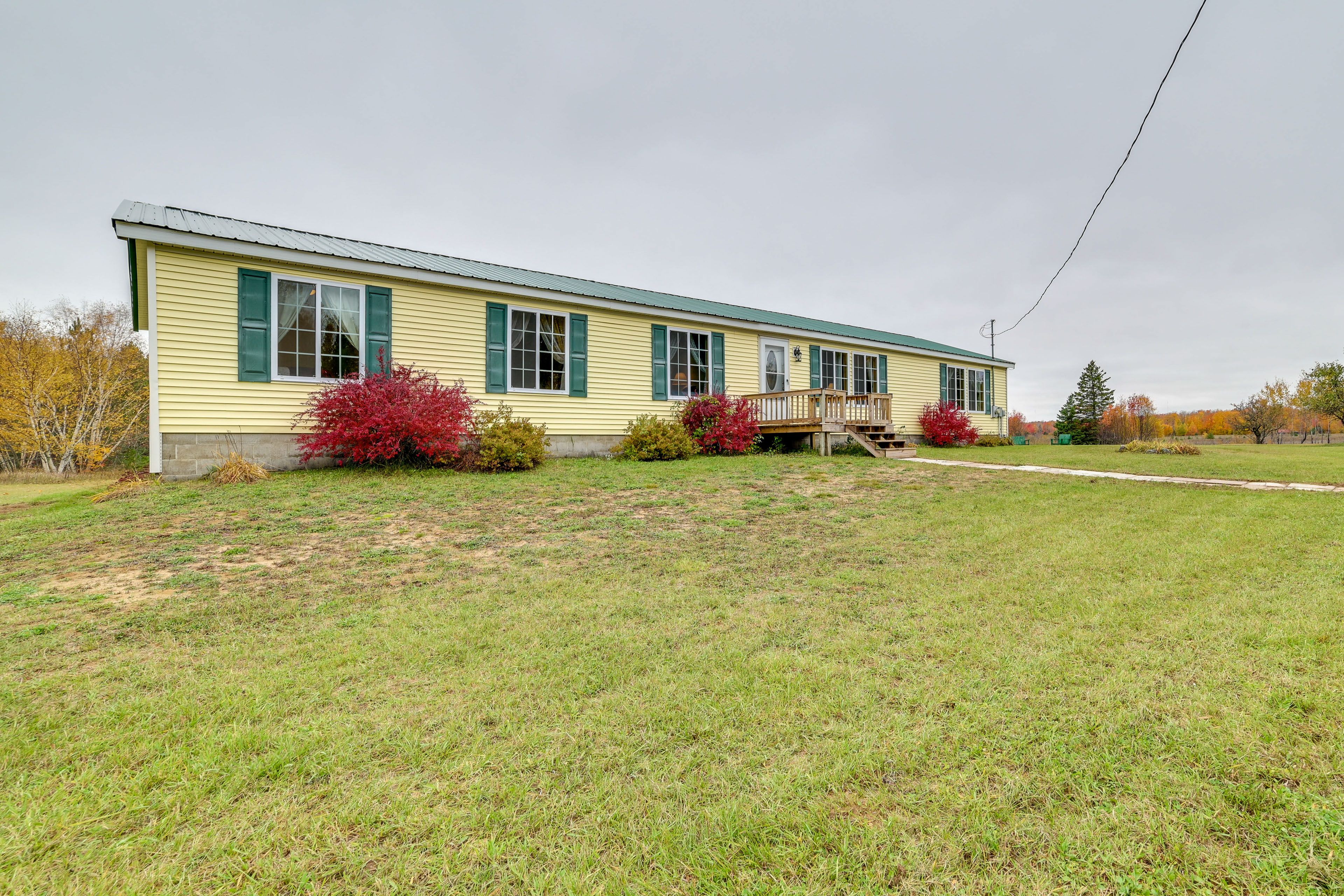Exterior | Driveway (5 Vehicles) | Small ATV/Snowmobile/Boat Trailer Parking