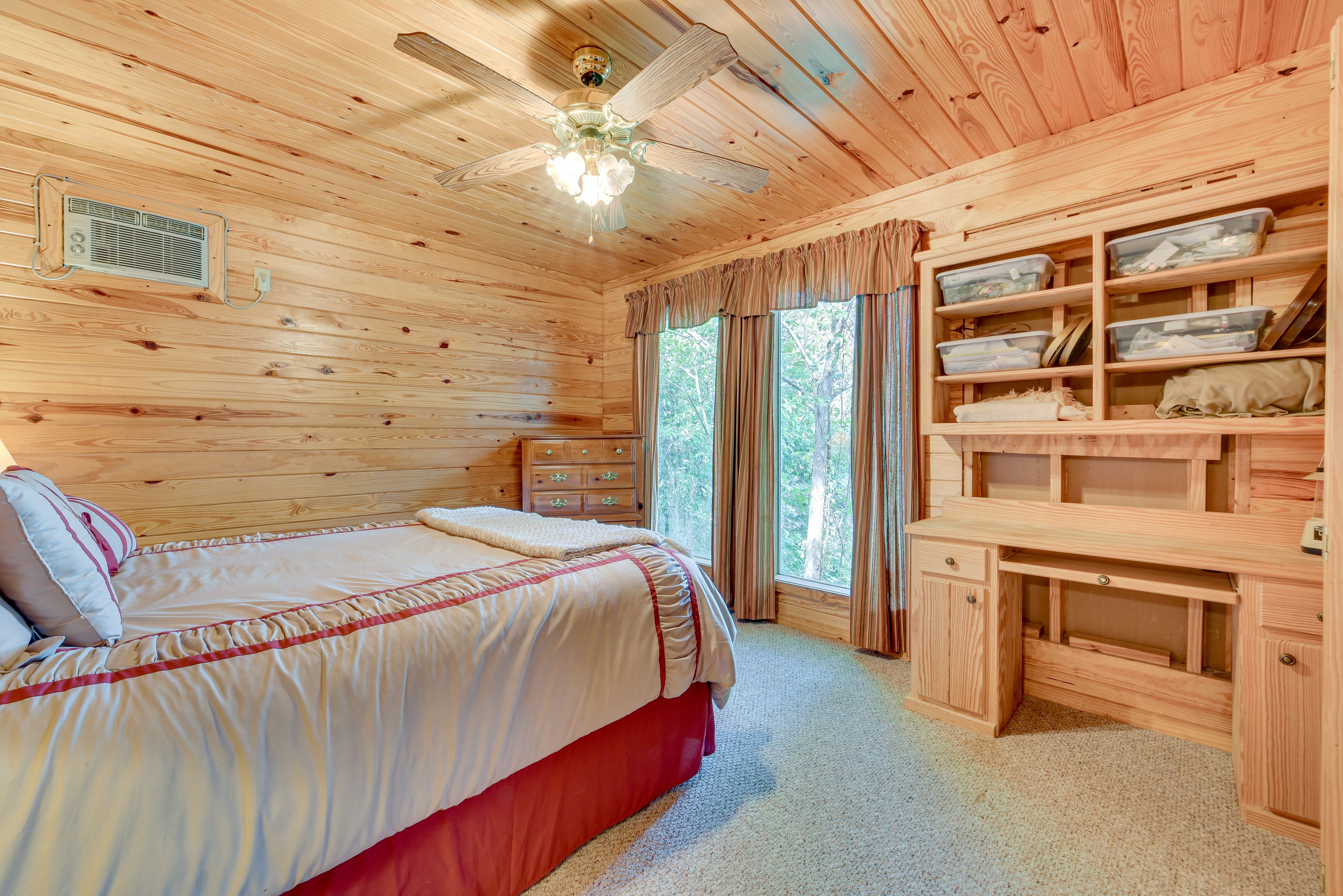 Bedroom | Queen Bed