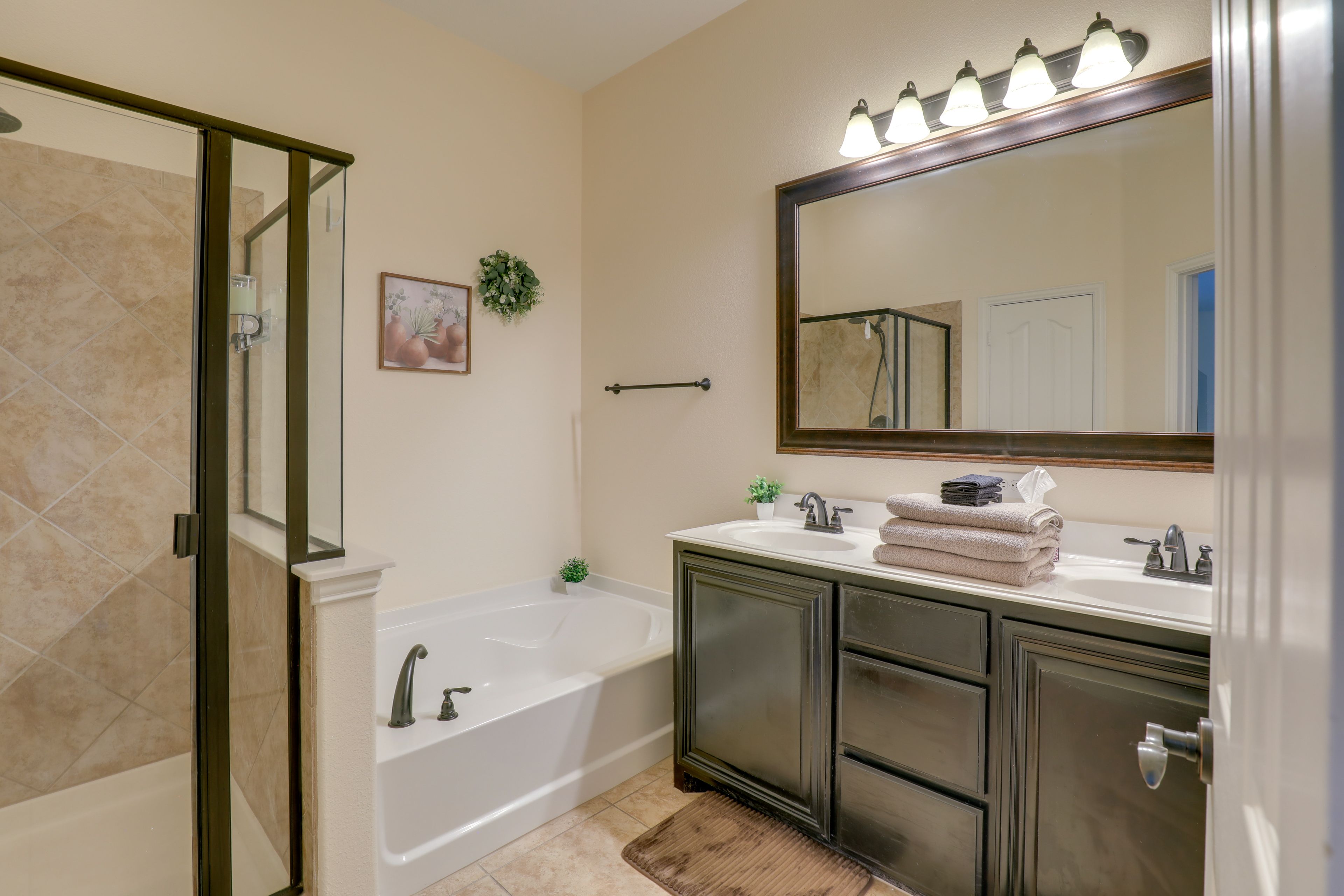 Full Bathroom | Complimentary Toiletries
