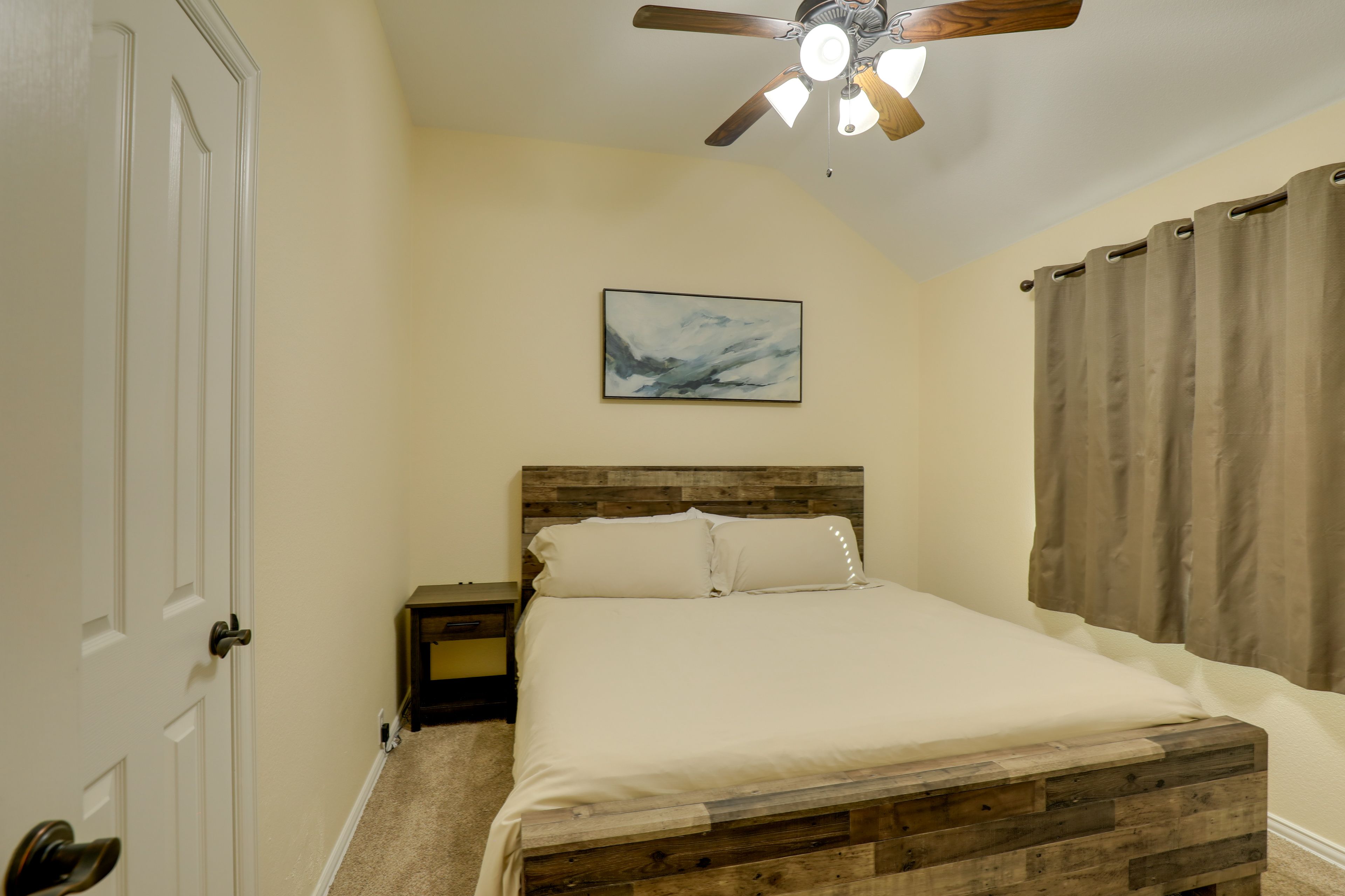 Bedroom 3 | Queen Bed