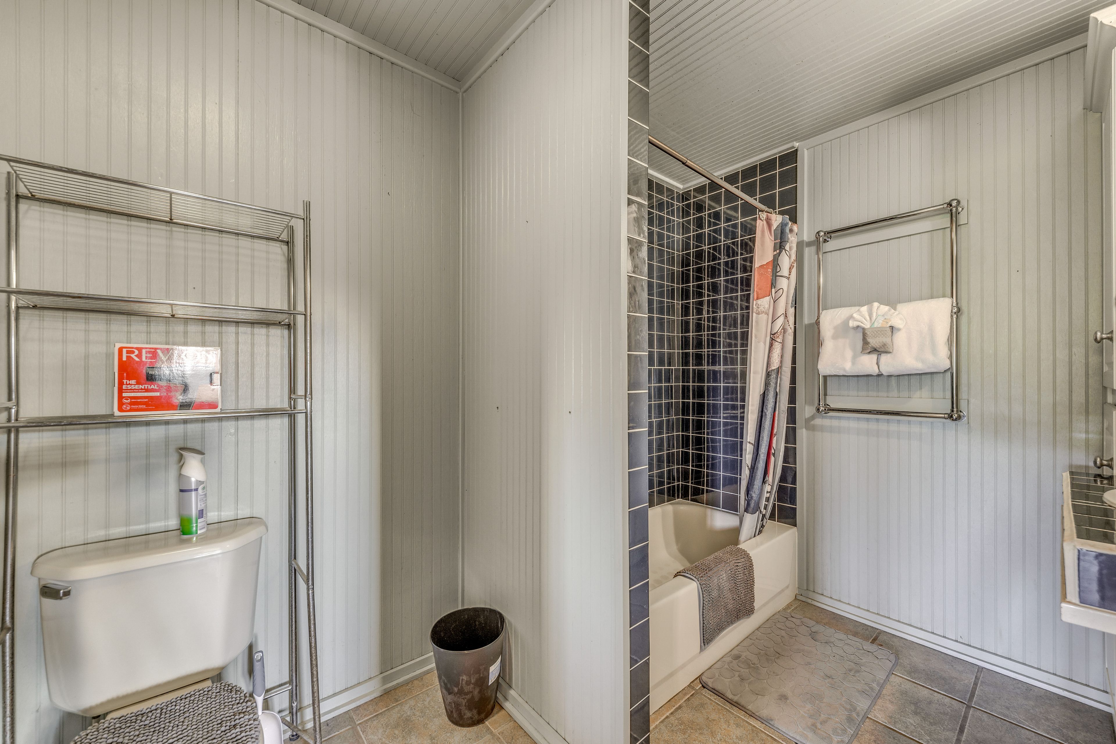 Full Bathroom | Complimentary Toiletries | Shower/Tub Combo