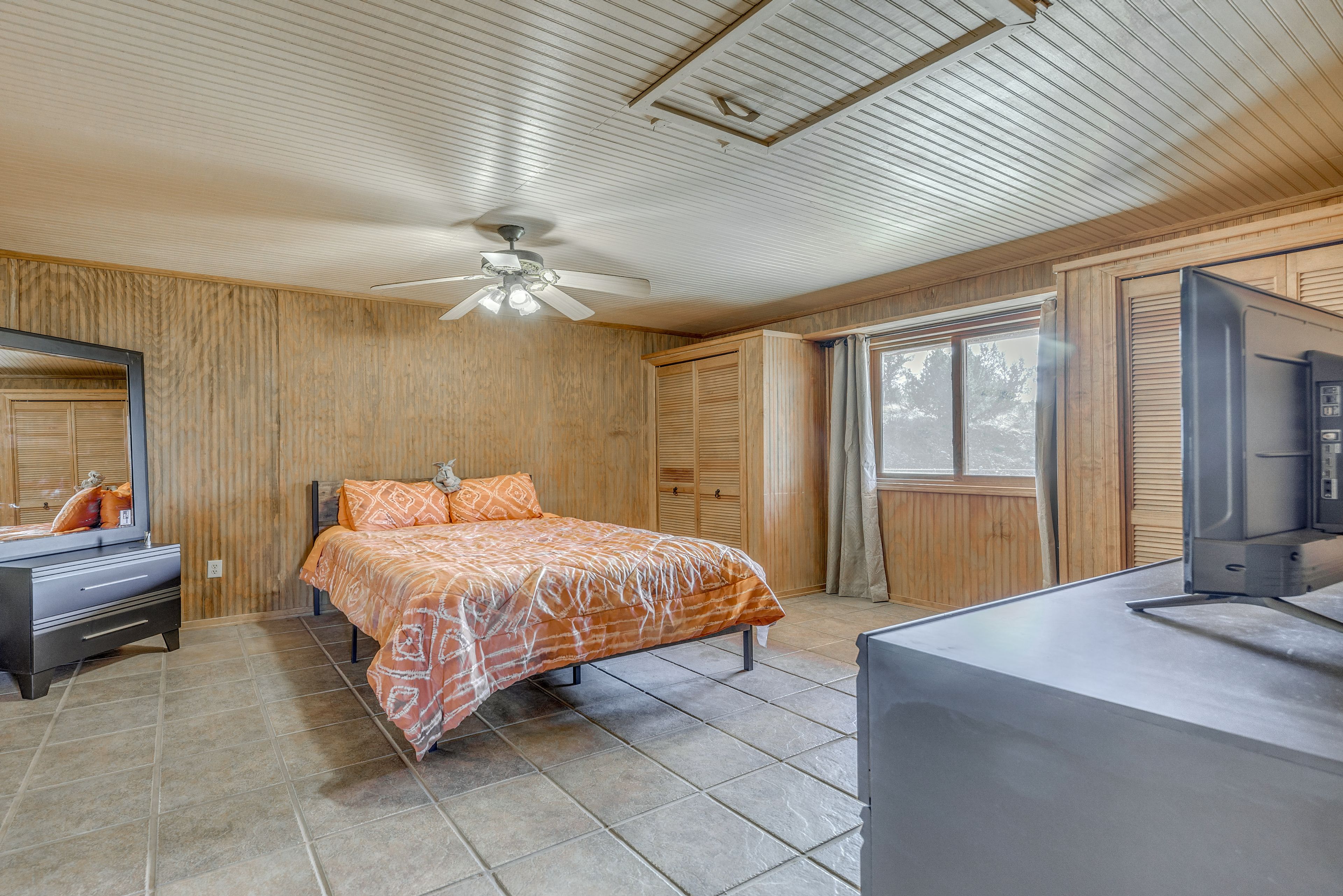 Bedroom | Queen Bed | Smart TV | Linens & Towels