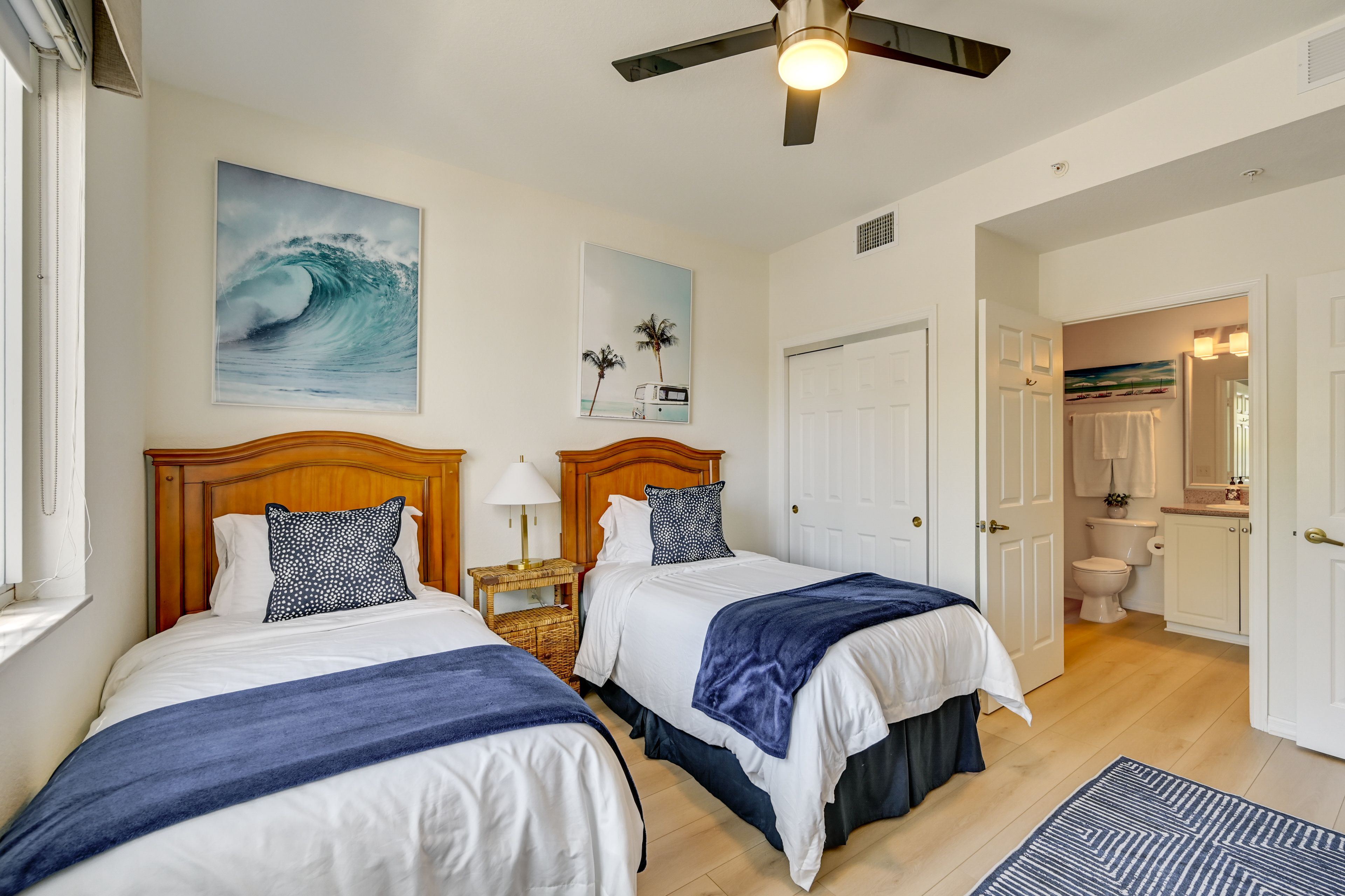 Bedroom 2: 2 twin beds