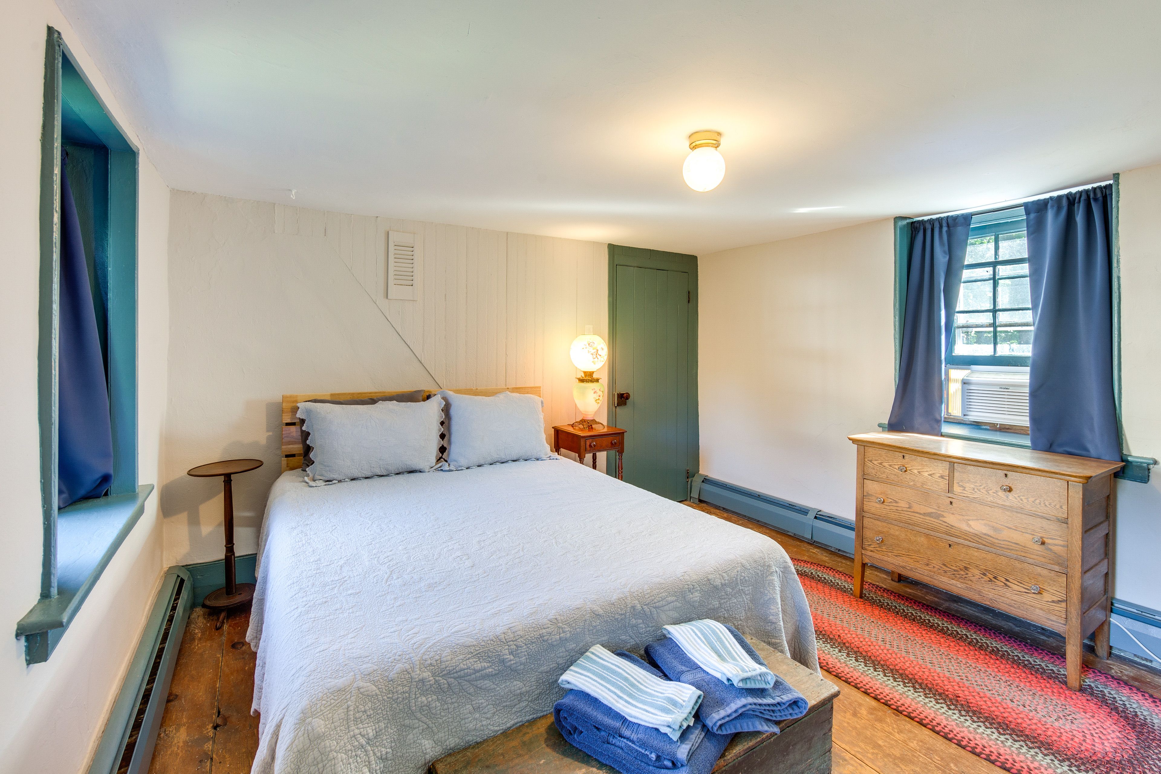 Bedroom (Loft) | Queen Bed