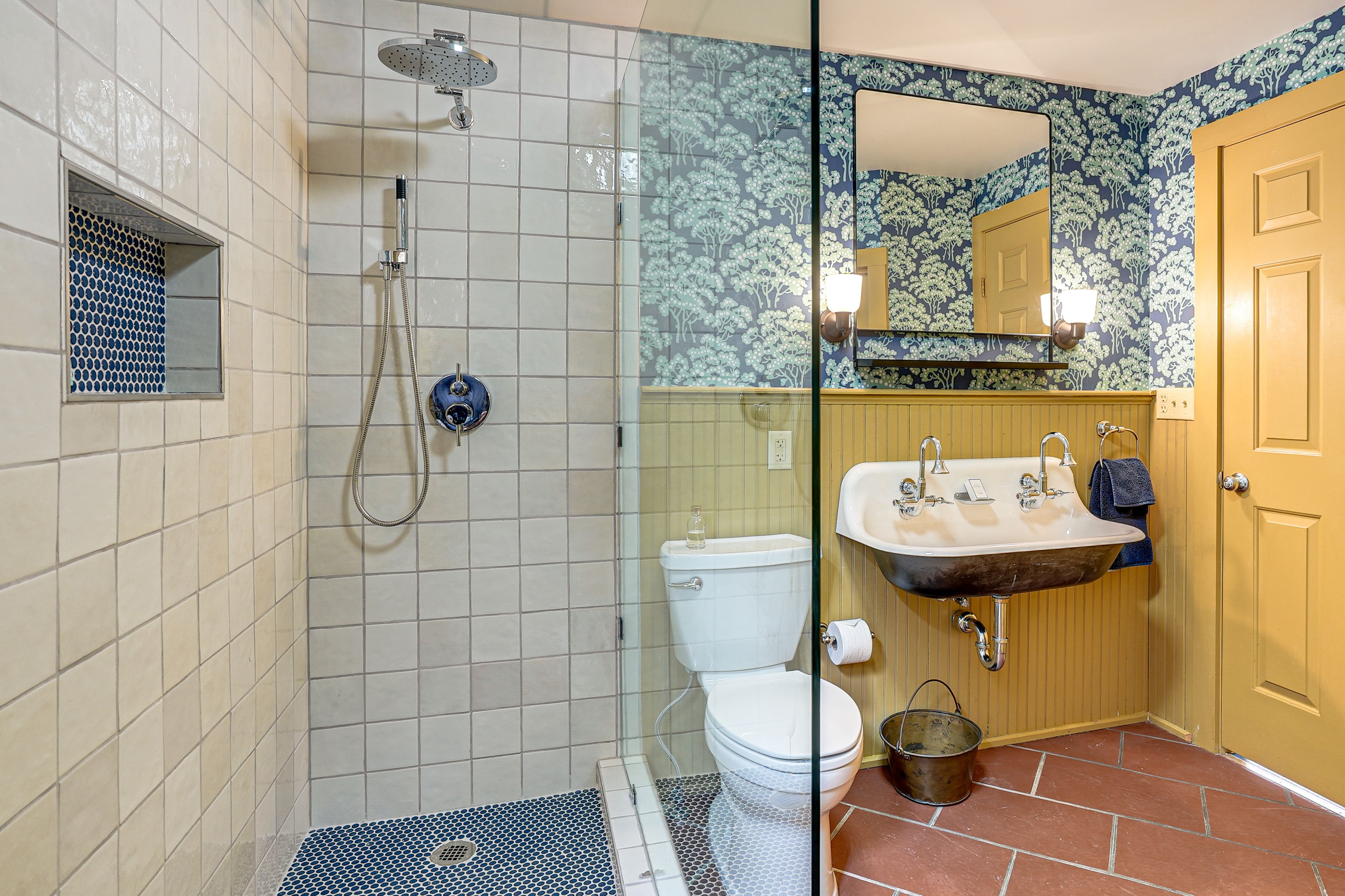 Full Bathroom | 1st Floor | Towels & Linens Provided