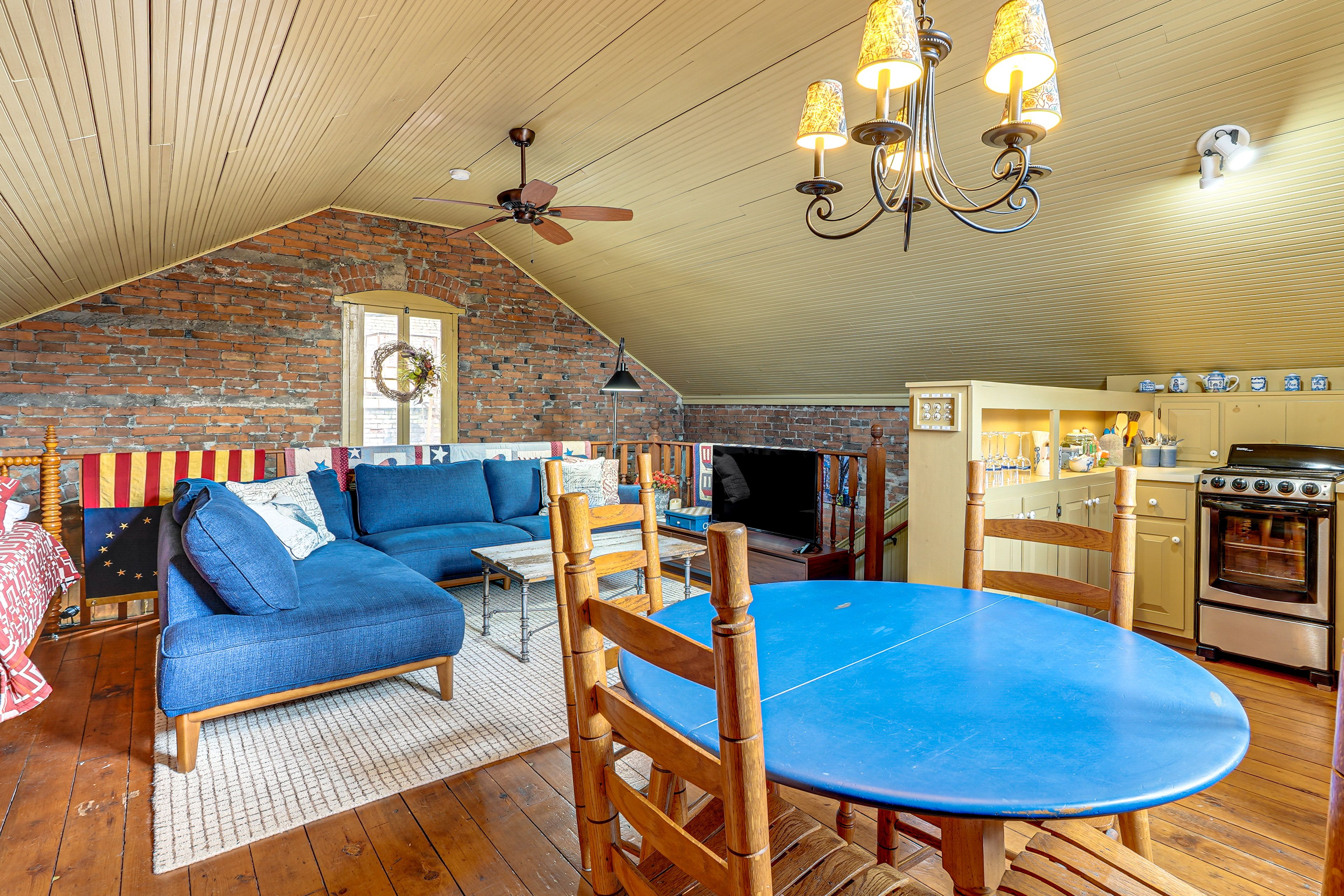 Main Living Area | 2nd Floor | Dining Table | Dishes & Flatware Provided