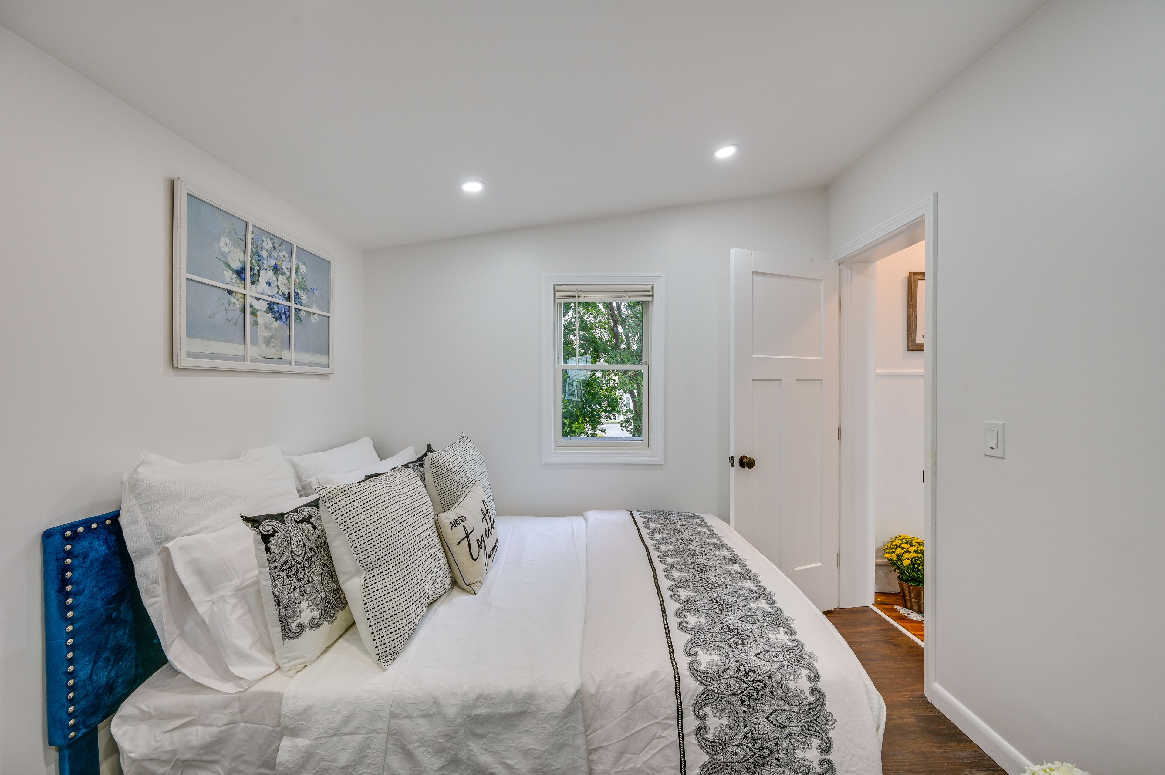 Studio | Queen Bed | Linens Provided | Smart TV