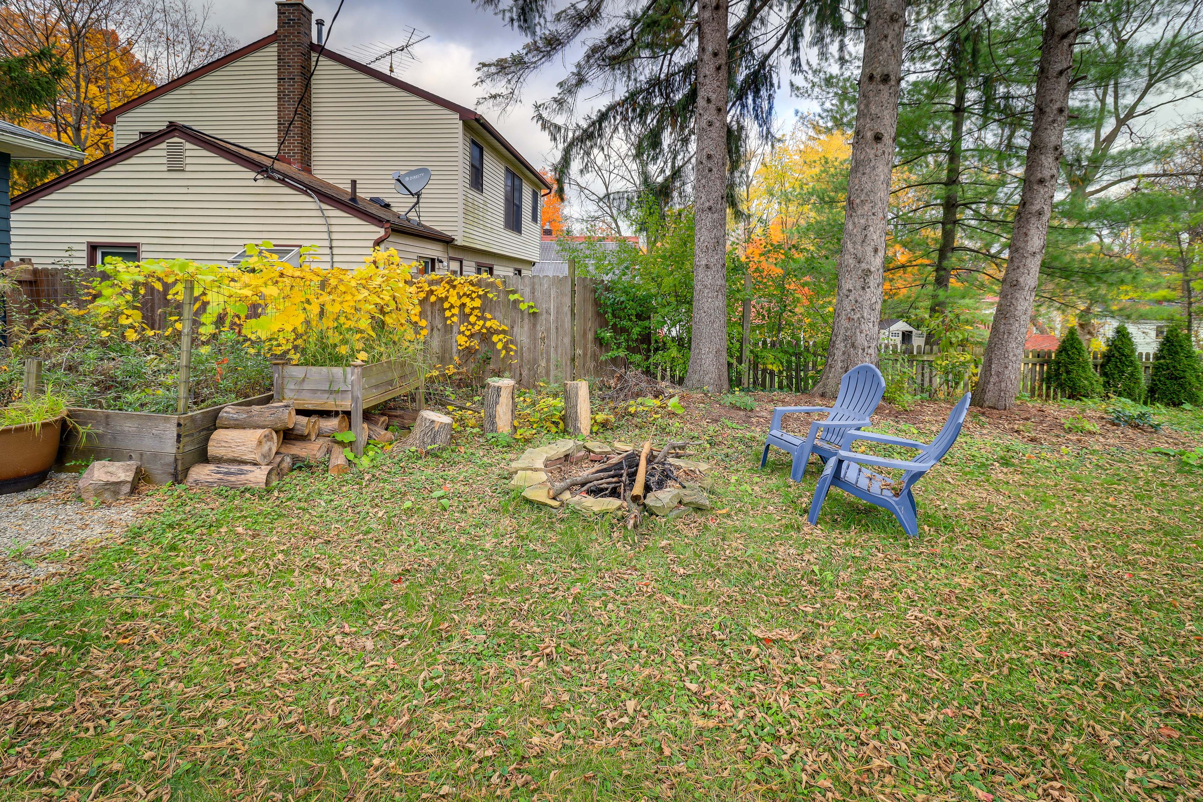 Private Backyard | Wood-Burning Fire Pit | Charcoal Grill